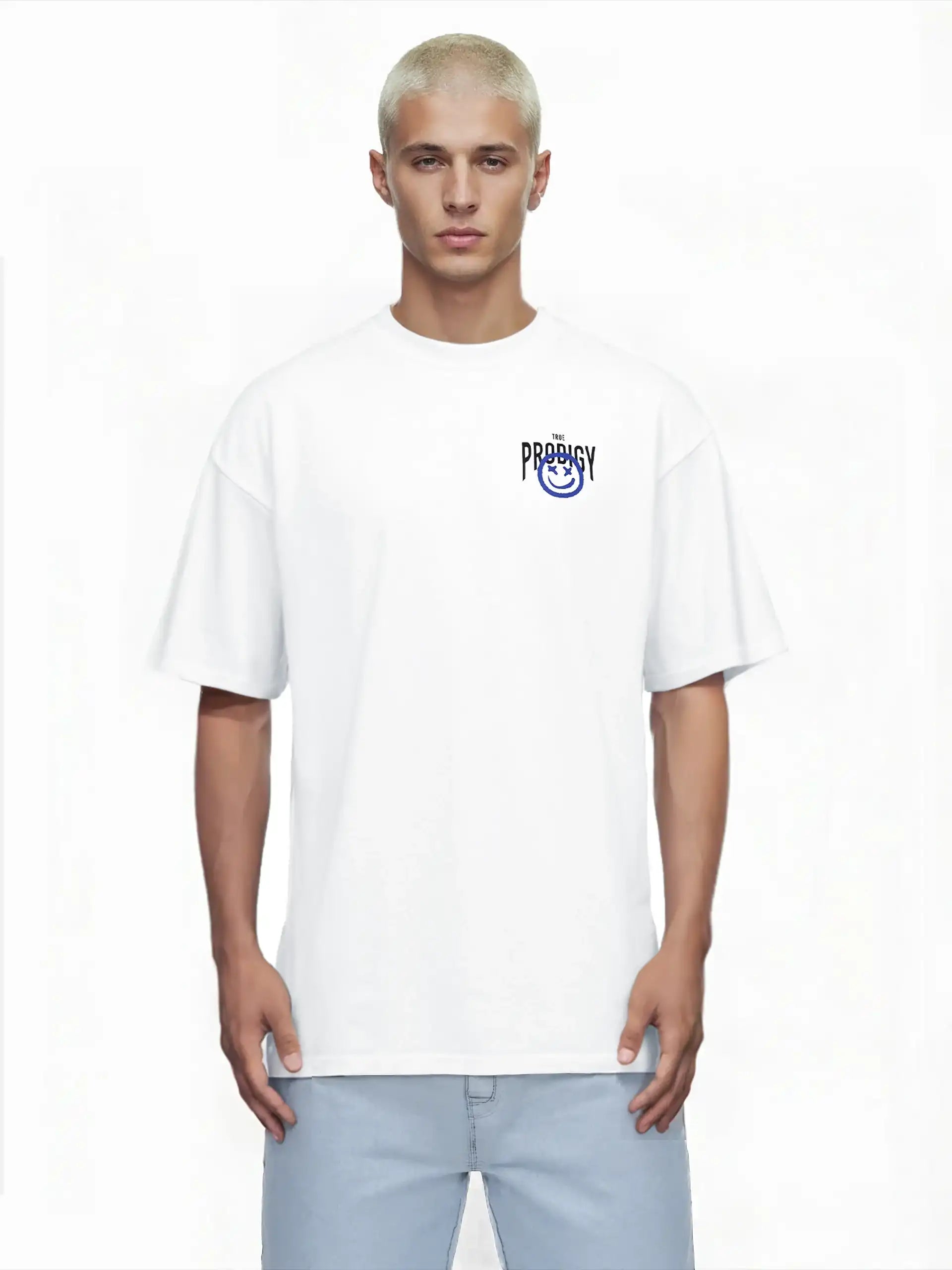 Eine Person mit kurzen blonden Haaren trägt das trueprodigy Hajin Oversize-T-Shirt mit Spray-Smiley & Rückenprint "Happy Mind", gepaart mit hellblauen Jeans, vor einem schlichten weißen Hintergrund.