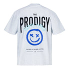 Das Hajin Oversize-T-Shirt von trueprodigy besticht durch schweren Jerseystoff, ein fettes schwarzes Logo, blauen Sprüh-Smiley mit durchgestrichenen Augen und Rückenprint-Sprüchen: "HAPPY MIND" und "TAKE CONTROL. LEBE DEINEN TRAUM. FEAR NOTHING.