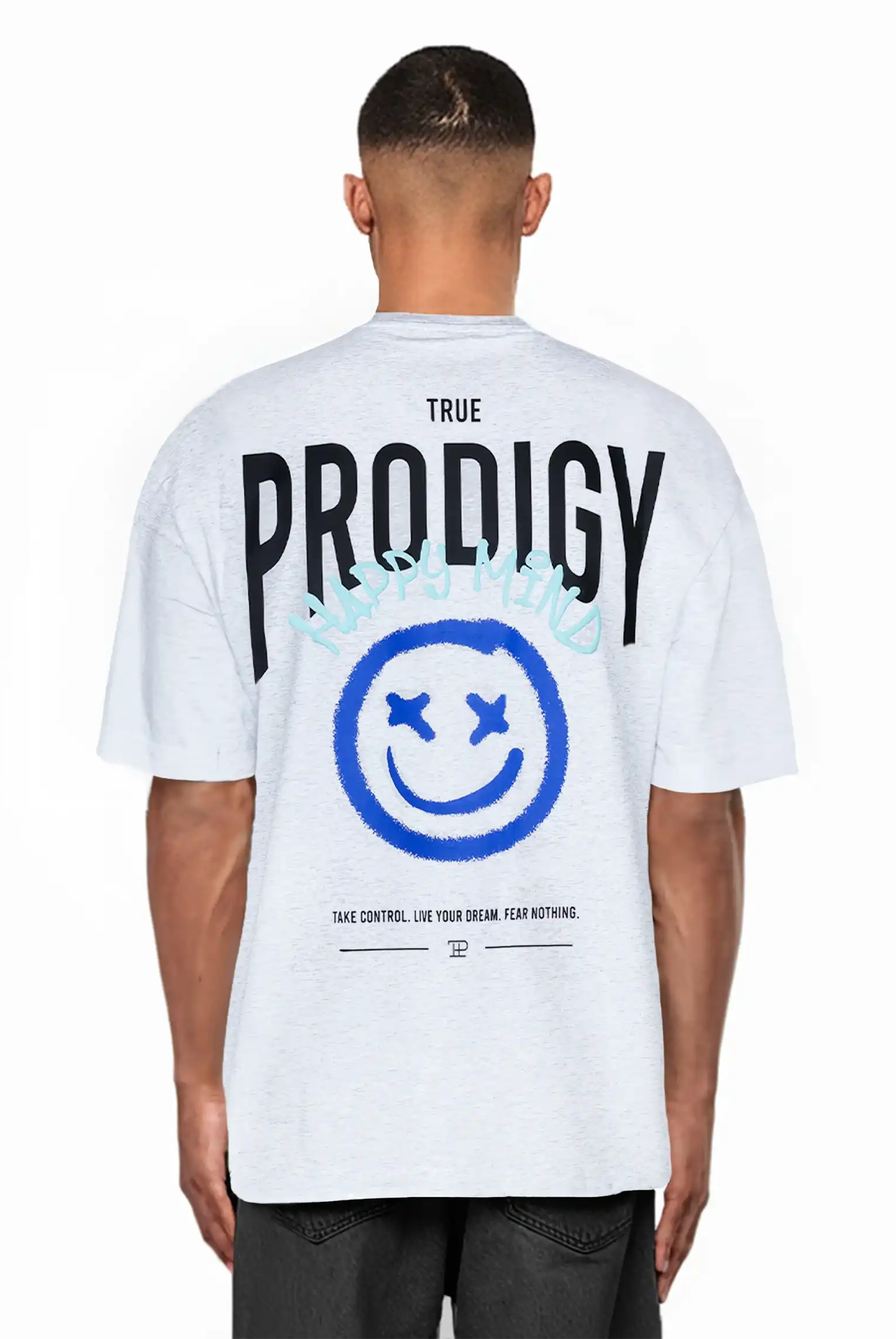 Man sieht eine Person von hinten, die das Hajin Oversize-T-Shirt mit Spray-Smiley & Rückenprint "Happy Mind" von trueprodigy trägt. Auf dem Shirt steht fett schwarz "TRUE PRODIGY", hellblau "PEACE MIND", ein blauer Smiley und kleine Sprüche am Saum.