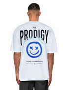 Man sieht eine Person von hinten, die das Hajin Oversize-T-Shirt mit Spray-Smiley & Rückenprint "Happy Mind" von trueprodigy trägt. Auf dem Shirt steht fett schwarz "TRUE PRODIGY", hellblau "PEACE MIND", ein blauer Smiley und kleine Sprüche am Saum.