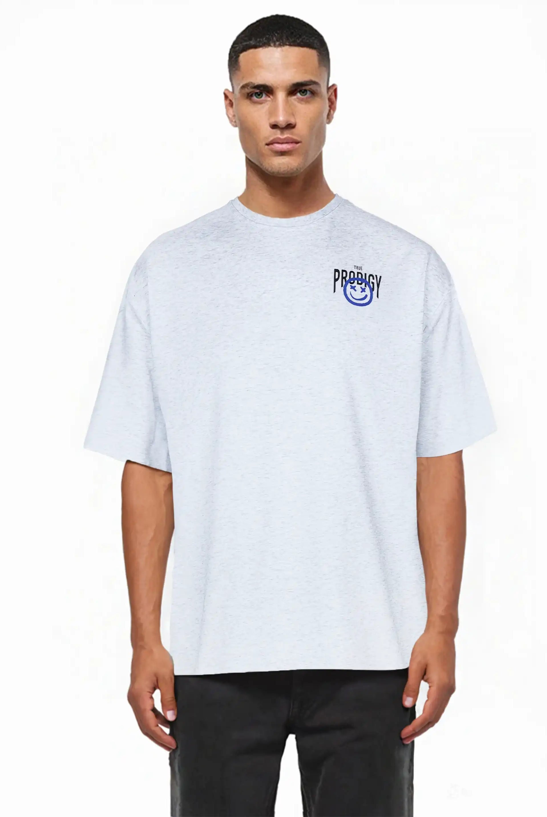 Ein Mann mit kurzen Haaren trägt das trueprodigy Hajin Oversize-T-Shirt mit Spray-Smiley und "Happy Mind"-Rückenprint in Hellgrau, gepaart mit einer schwarzen Hose, vor einem schlichten weißen Hintergrund.