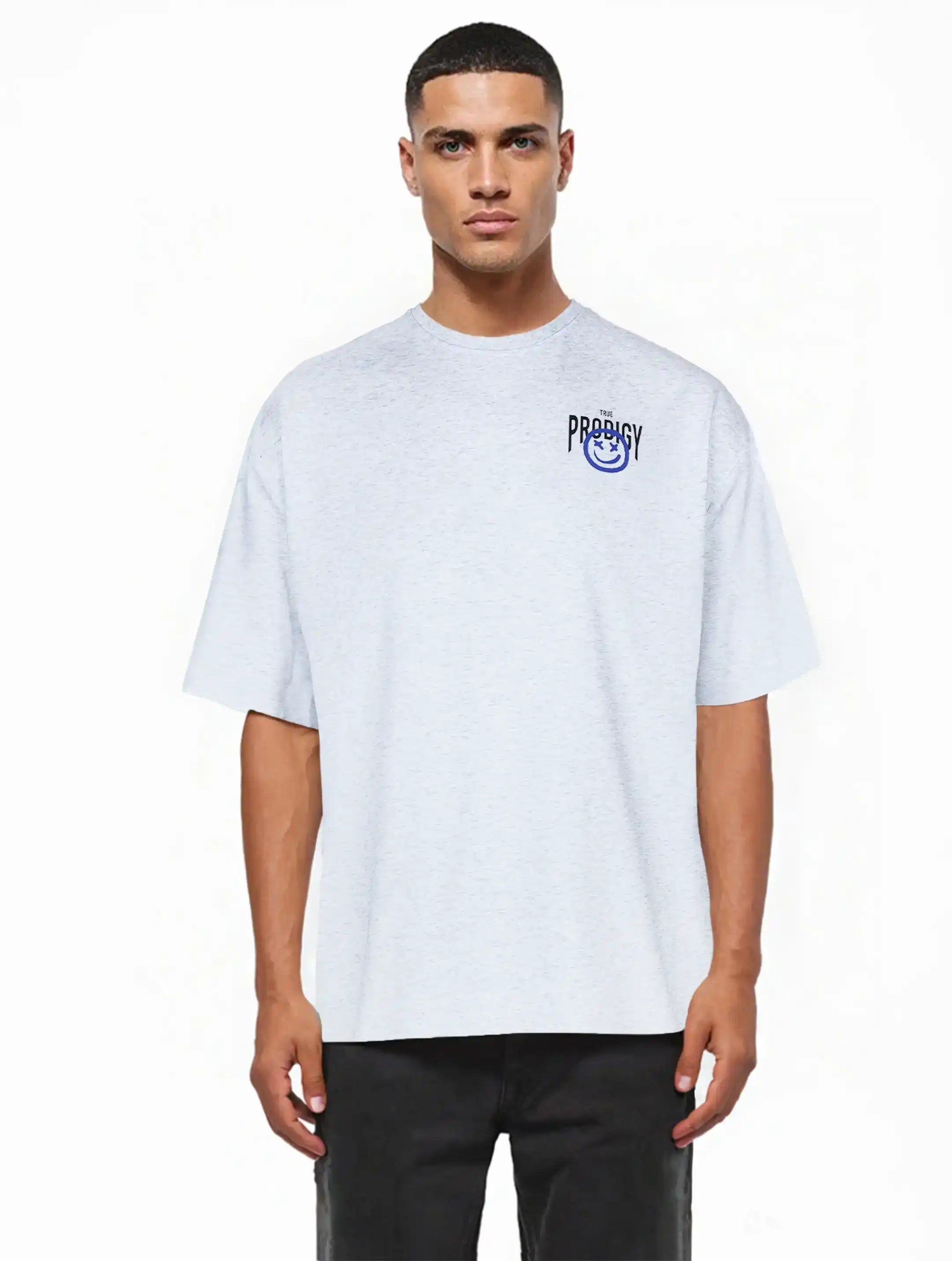 Ein Mann mit kurzen Haaren trägt das trueprodigy Hajin Oversize-T-Shirt mit Spray-Smiley und "Happy Mind"-Rückenprint in Hellgrau, gepaart mit einer schwarzen Hose, vor einem schlichten weißen Hintergrund.