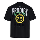 Das Hajin Oversize-T-Shirt von trueprodigy zeigt ein schwarzes Design, ein fettes weißes Logo, einen grünen "Happy Mind"-Schriftzug, einen gelben Spray-Smiley mit X-Augen und TAKE CONTROL. LEBE DEINEN TRAUM. FEAR NOTHING. Druck auf schwerem Jersey für hohen Tragekomfort.