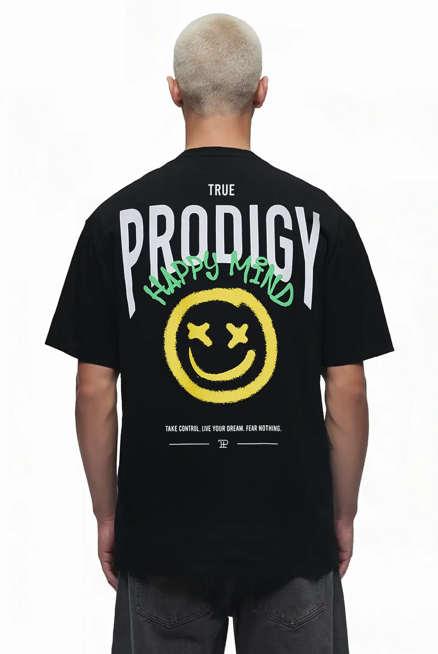 Eine Person mit kurzen, gebleichten Haaren ist von hinten zu sehen, die das trueprodigy Hajin Oversize-T-Shirt mit einem Sprüh-Smiley und dem Aufdruck "Happy Mind" auf dem Rücken trägt.