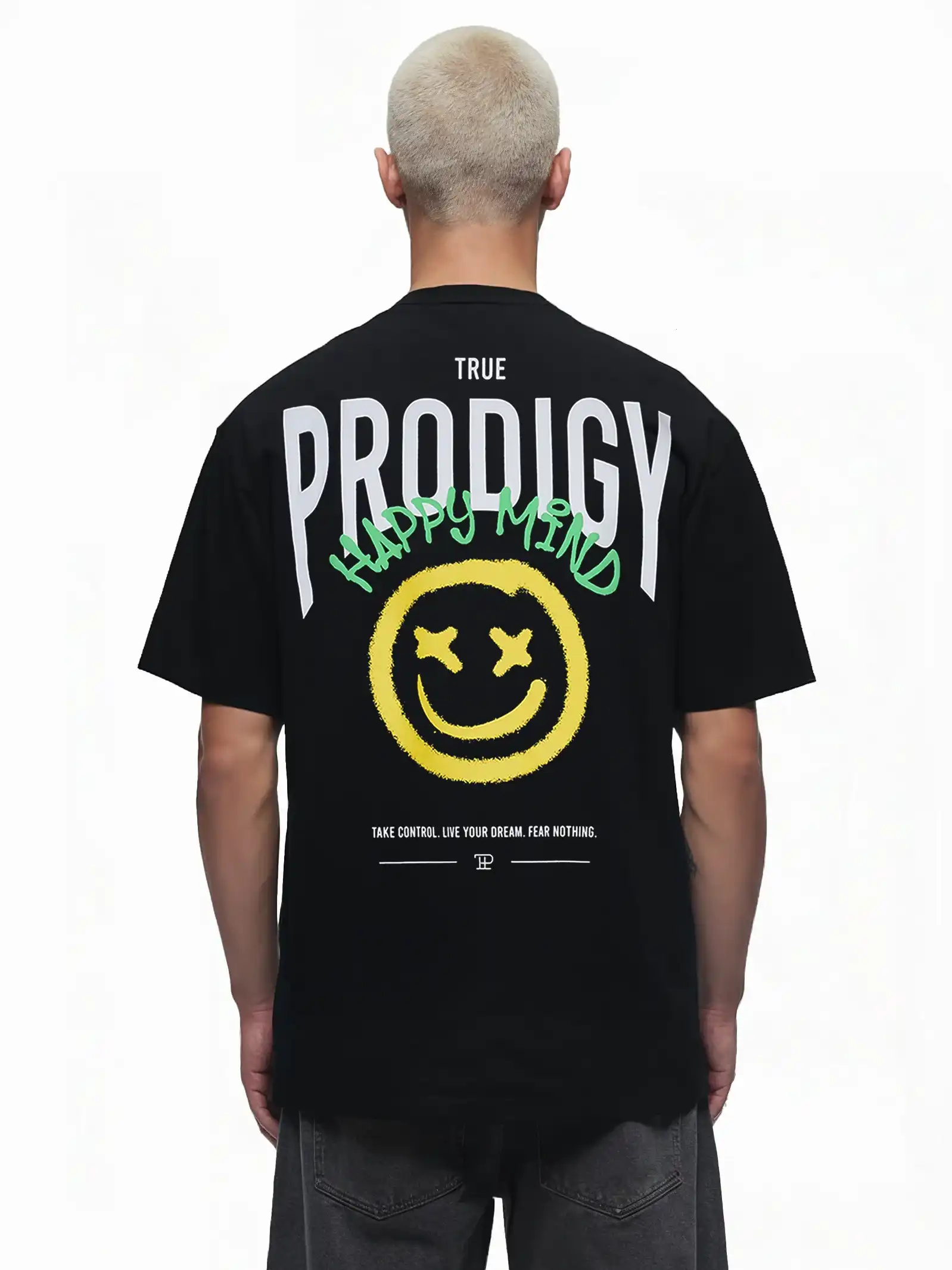 Eine Person mit kurzen, gebleichten Haaren ist von hinten zu sehen, die das trueprodigy Hajin Oversize-T-Shirt mit einem Sprüh-Smiley und dem Aufdruck "Happy Mind" auf dem Rücken trägt.