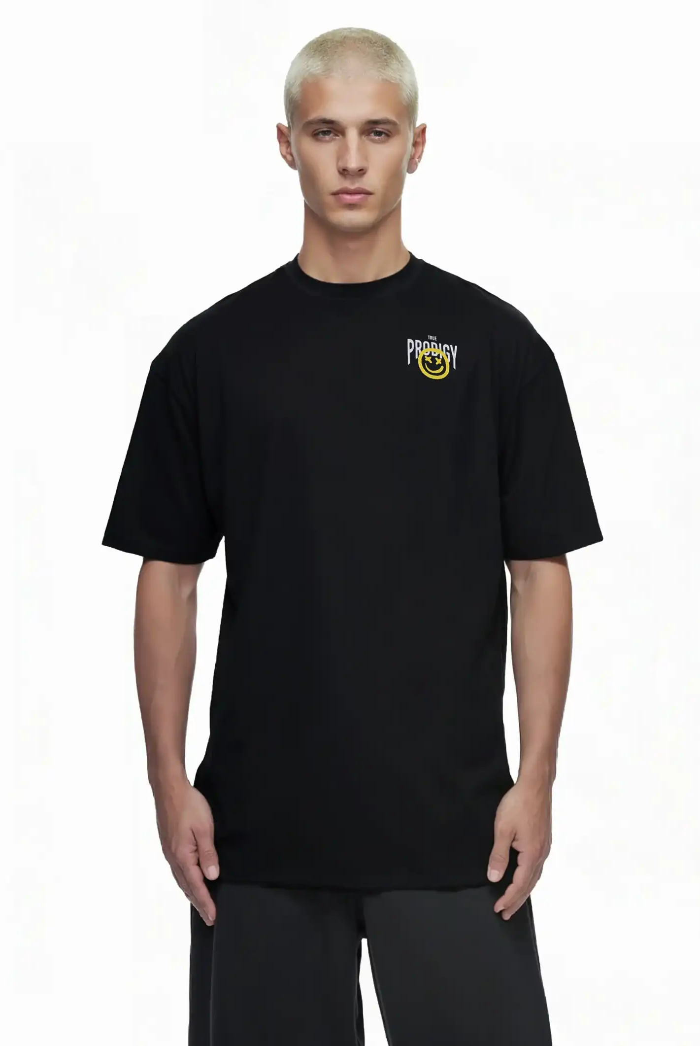 Eine Person mit kurzen, gebleichten blonden Haaren trägt das Hajin Oversize-T-Shirt mit Spray-Smiley & Rückenprint "Happy Mind" von trueprodigy vor einem schlichten weißen Hintergrund.