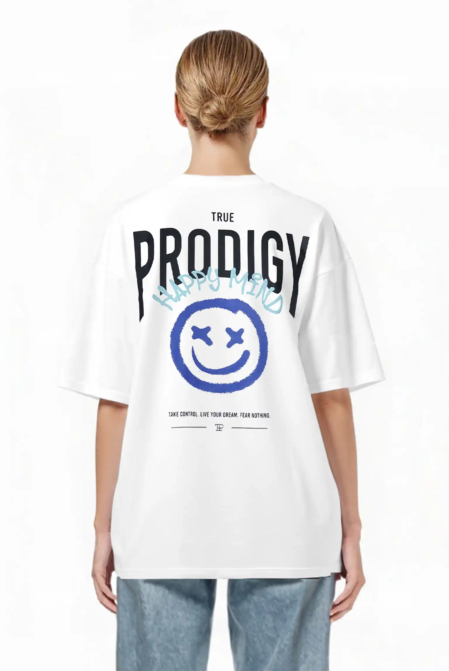 Eine Person mit blonden Haaren in einem tiefen Dutt trägt das trueprodigy Hajin F Oversize-T-Shirt mit Spray-Smiley & Happy-Mind-Print in Weiß, gepaart mit einer blauen Jeans. Das Shirt hat ein fettes Branding und einen blauen Spray-Smiley mit X-Augen und "HAPPY MIND" auf dem Rücken.