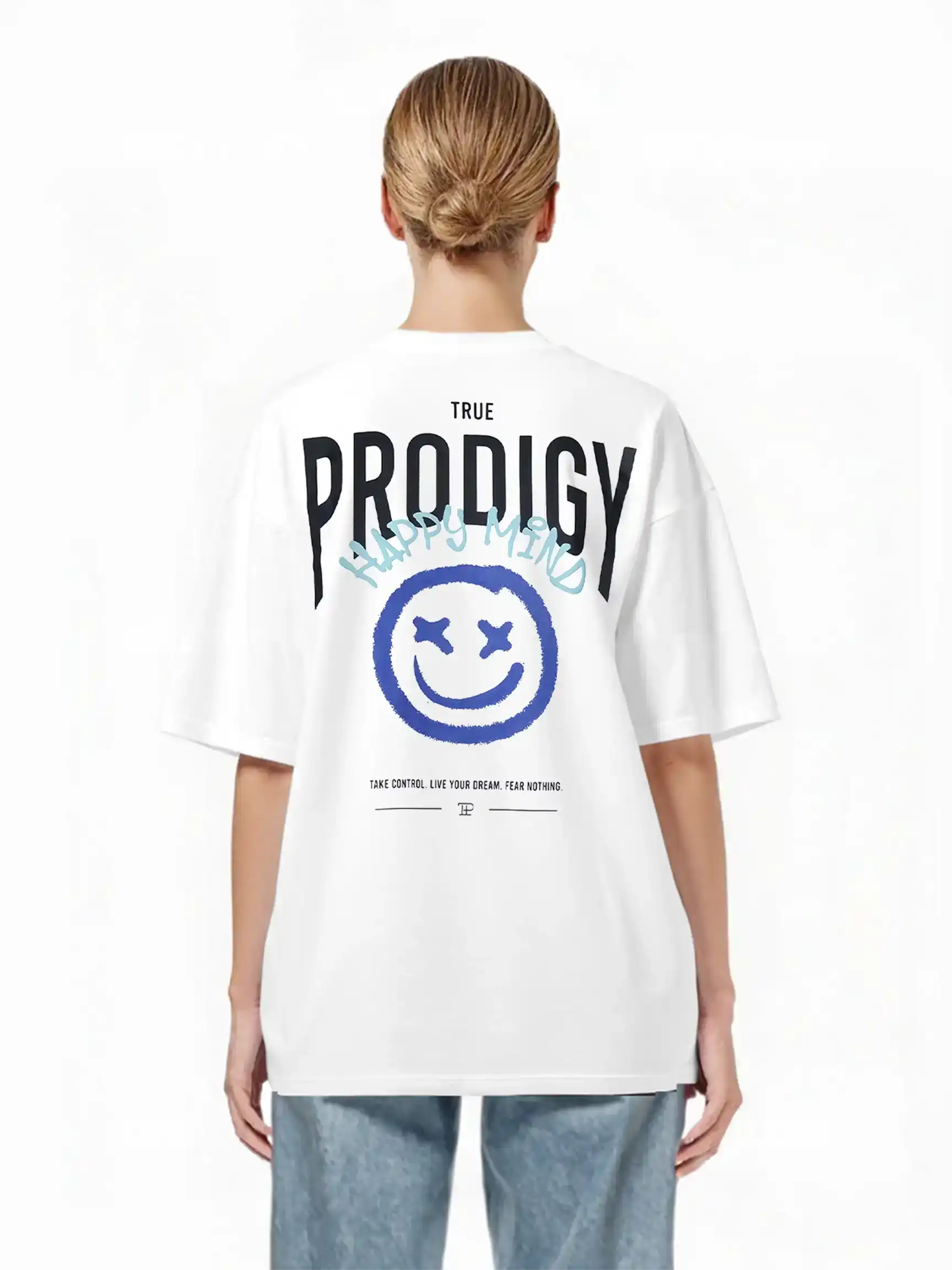 Eine Person mit blonden Haaren in einem tiefen Dutt trägt das trueprodigy Hajin F Oversize-T-Shirt mit Spray-Smiley & Happy-Mind-Print in Weiß, gepaart mit einer blauen Jeans. Das Shirt hat ein fettes Branding und einen blauen Spray-Smiley mit X-Augen und "HAPPY MIND" auf dem Rücken.