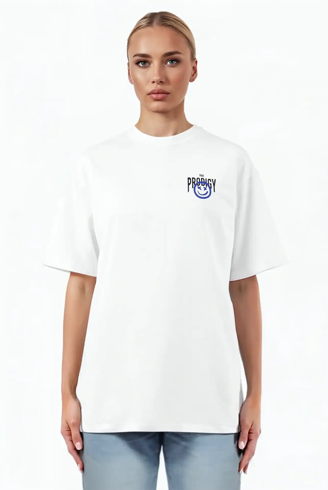 Eine Person steht mit dem Blick nach vorne und trägt das trueprodigy Hajin F Oversize-T-Shirt mit Spray-Smiley & Happy-Mind-Print in dickerem Jersey-Stoff mit kleinem blauen Prodigy-Logo und Smiley auf der linken Brust, gepaart mit hellblauen Jeans, vor weißem Hintergrund.