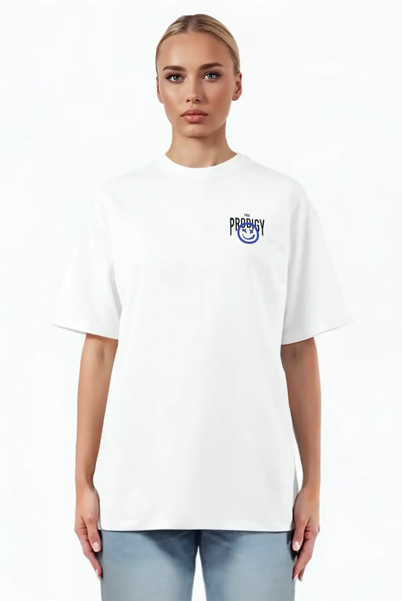 Eine Person steht mit dem Blick nach vorne und trägt das trueprodigy Hajin F Oversize-T-Shirt mit Spray-Smiley & Happy-Mind-Print in dickerem Jersey-Stoff mit kleinem blauen Prodigy-Logo und Smiley auf der linken Brust, gepaart mit hellblauen Jeans, vor weißem Hintergrund.