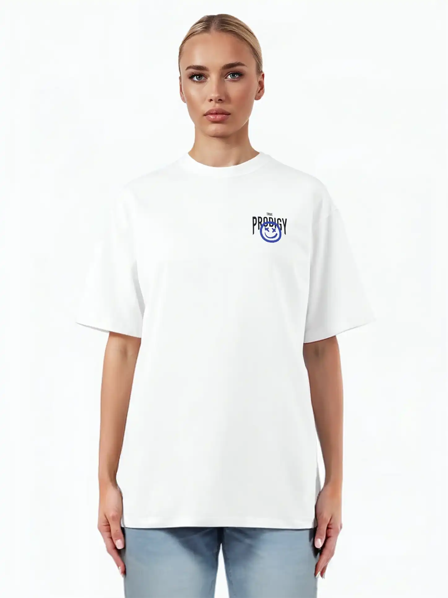 Eine Person steht mit dem Blick nach vorne und trägt das trueprodigy Hajin F Oversize-T-Shirt mit Spray-Smiley & Happy-Mind-Print in dickerem Jersey-Stoff mit kleinem blauen Prodigy-Logo und Smiley auf der linken Brust, gepaart mit hellblauen Jeans, vor weißem Hintergrund.