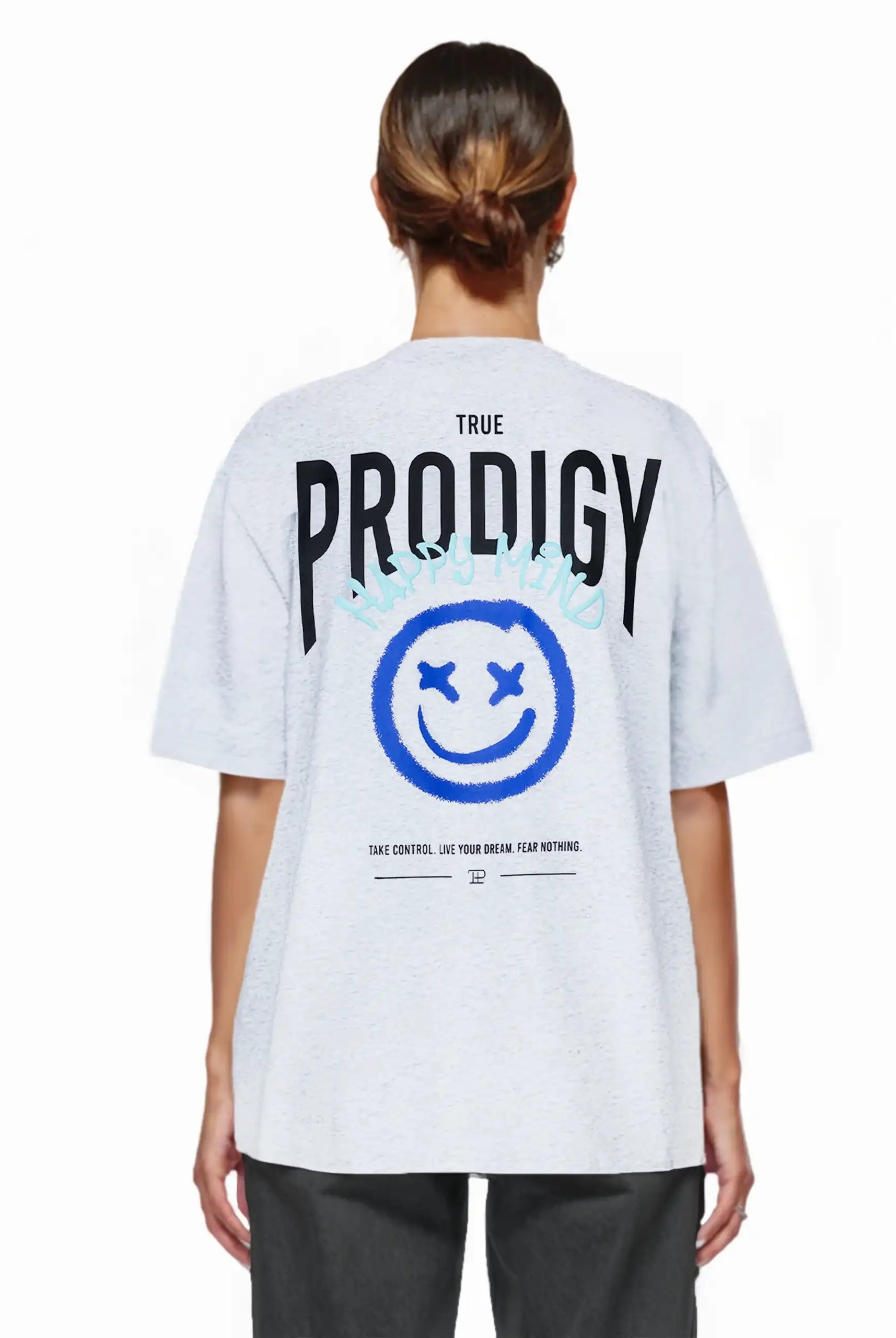 Von hinten ist eine Person mit braunen Haaren in einem Dutt zu sehen, die eine schwarze Hose und ein trueprodigy Hajin F Oversize-T-Shirt mit Spray-Smiley & Happy-Mind-Print trägt, auf dem ein großer blauer Smiley abgebildet ist.