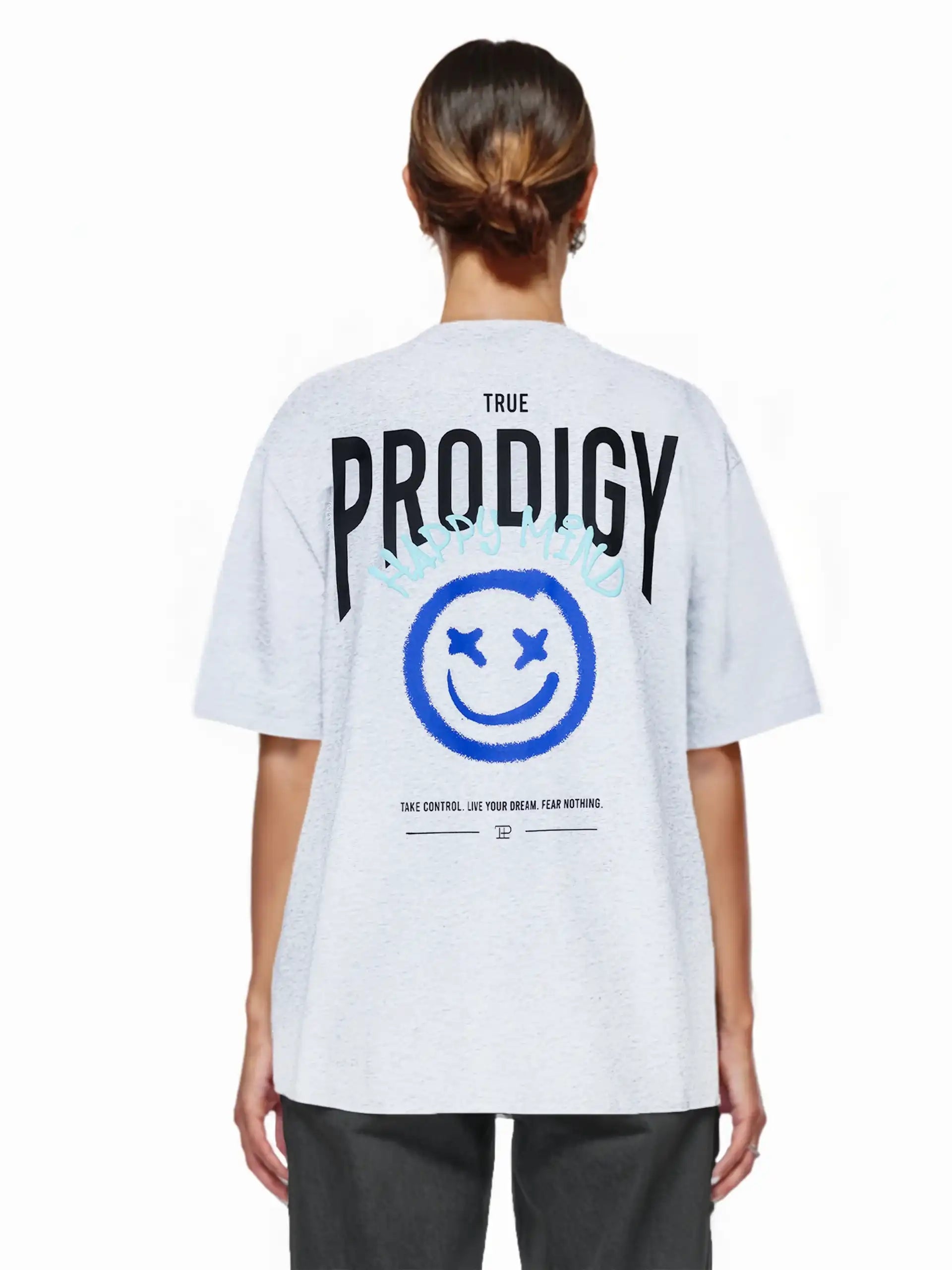 Von hinten ist eine Person mit braunen Haaren in einem Dutt zu sehen, die eine schwarze Hose und ein trueprodigy Hajin F Oversize-T-Shirt mit Spray-Smiley & Happy-Mind-Print trägt, auf dem ein großer blauer Smiley abgebildet ist.