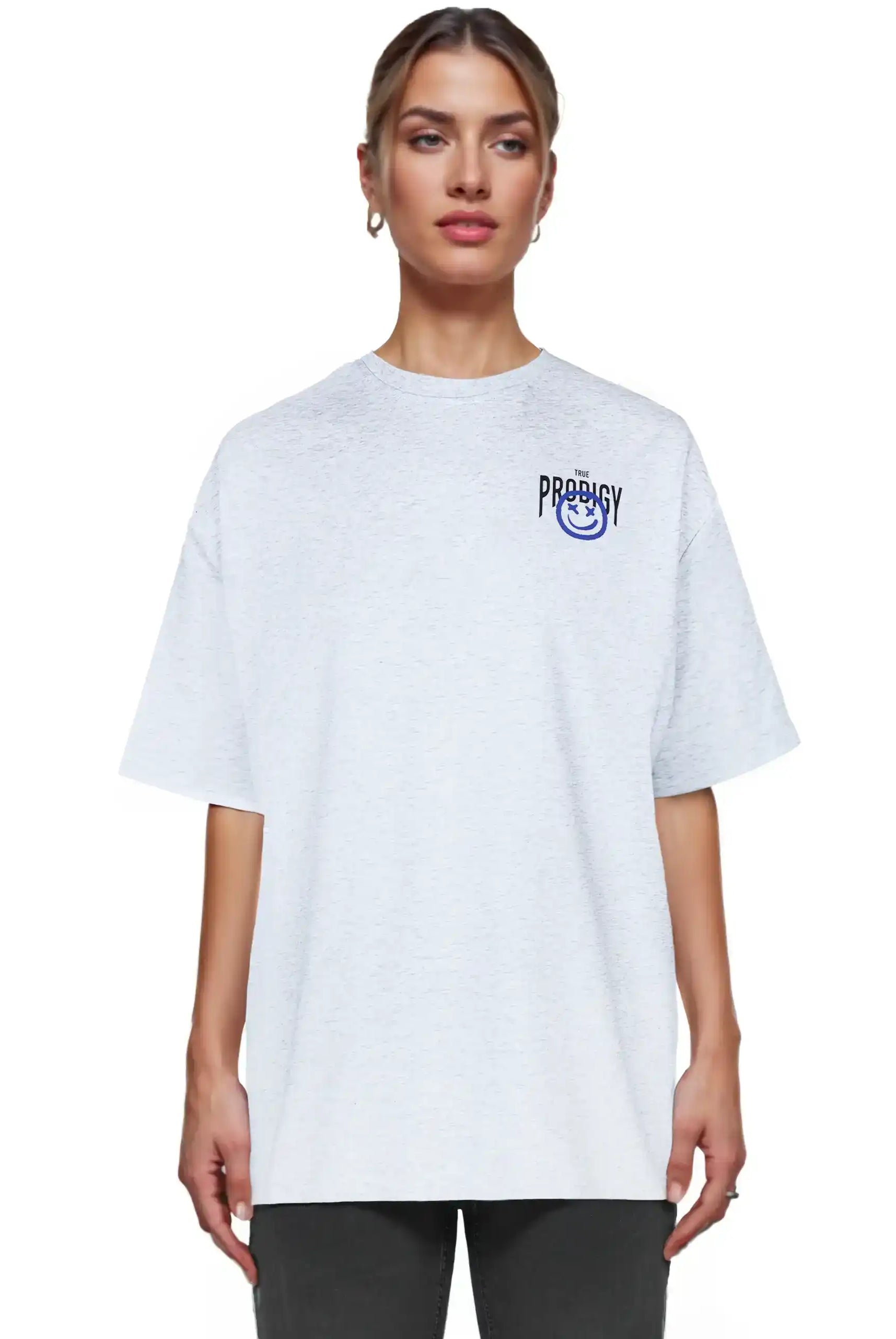 Eine Person blickt nach vorne in einem locker sitzenden weißen trueprodigy Hajin F Oversize-T-Shirt mit Spray-Smiley & Happy-Mind-Print, mit einem blauen Smiley und Text auf der Brust, gepaart mit einer dunklen Hose vor einem schlichten weißen Hintergrund.