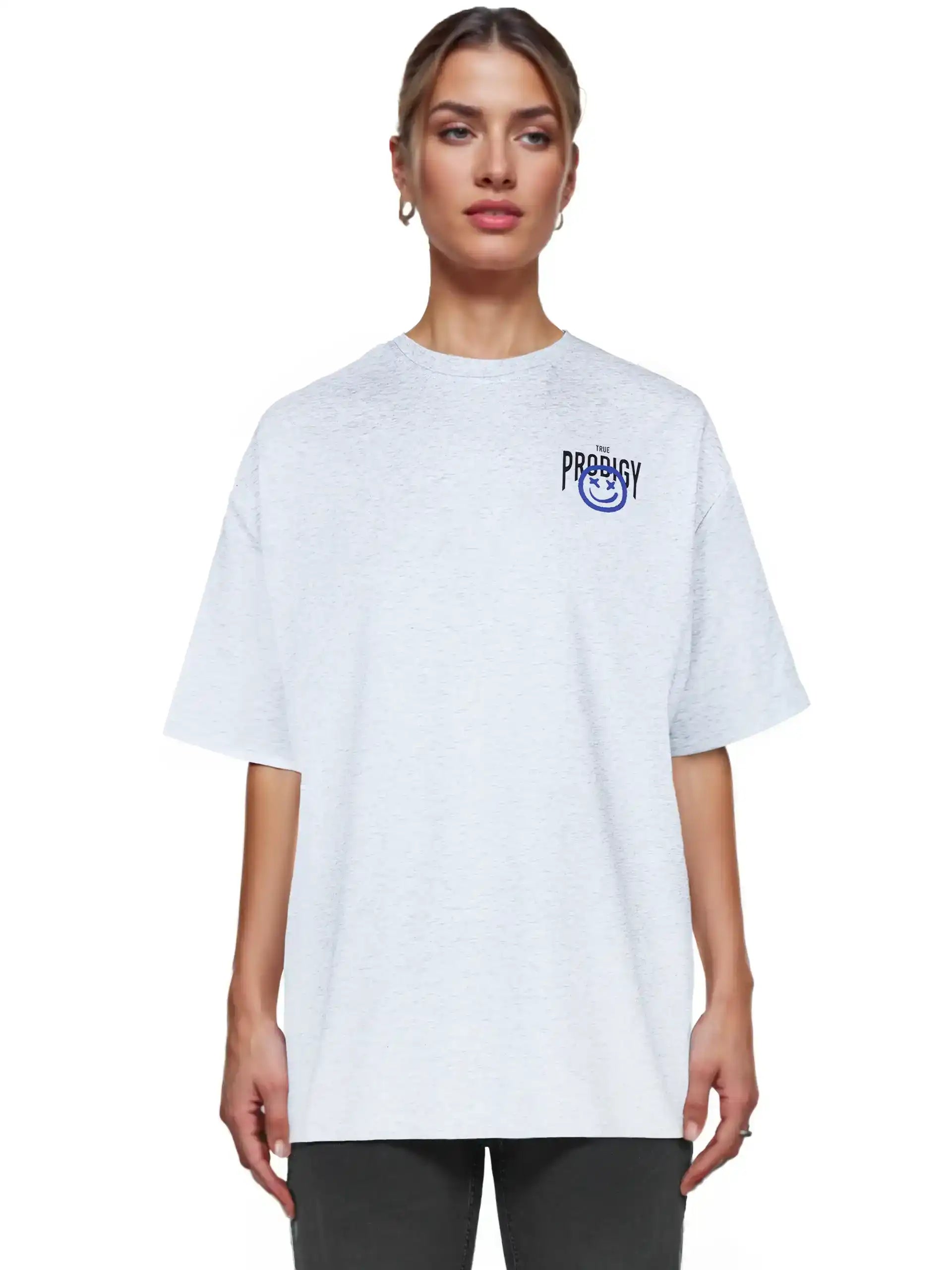 Eine Person blickt nach vorne in einem locker sitzenden weißen trueprodigy Hajin F Oversize-T-Shirt mit Spray-Smiley & Happy-Mind-Print, mit einem blauen Smiley und Text auf der Brust, gepaart mit einer dunklen Hose vor einem schlichten weißen Hintergrund.