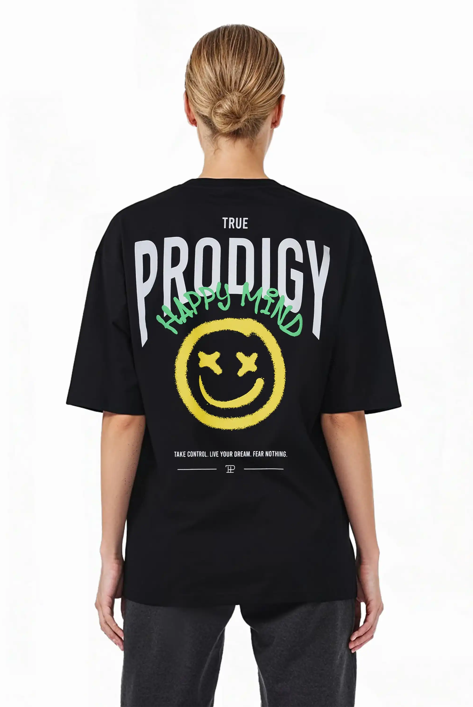 Eine Person mit hellbraunen, nach hinten gebundenen Haaren trägt das trueprodigy Oversize-T-Shirt mit Spray-Smiley & Happy-Mind-Print. Das schwarze Unisex-Shirt zeigt "TRUE PRODIGY" in weiß, einen gelben Spray-Smiley und einen grünen "HAPPY MIND"-Text auf dem Rücken.