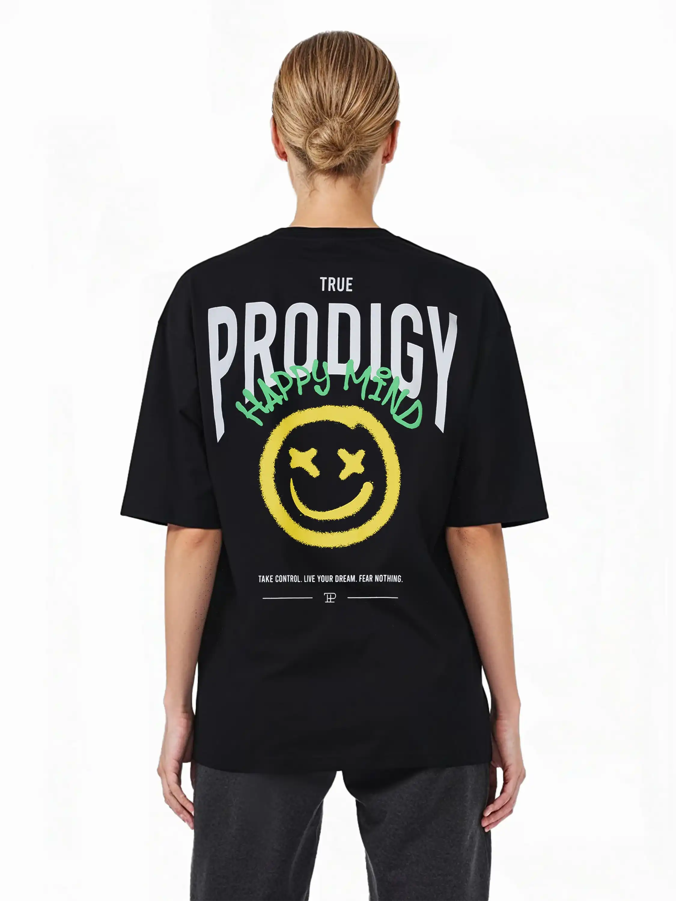 Eine Person mit hellbraunen, nach hinten gebundenen Haaren trägt das trueprodigy Oversize-T-Shirt mit Spray-Smiley & Happy-Mind-Print. Das schwarze Unisex-Shirt zeigt "TRUE PRODIGY" in weiß, einen gelben Spray-Smiley und einen grünen "HAPPY MIND"-Text auf dem Rücken.