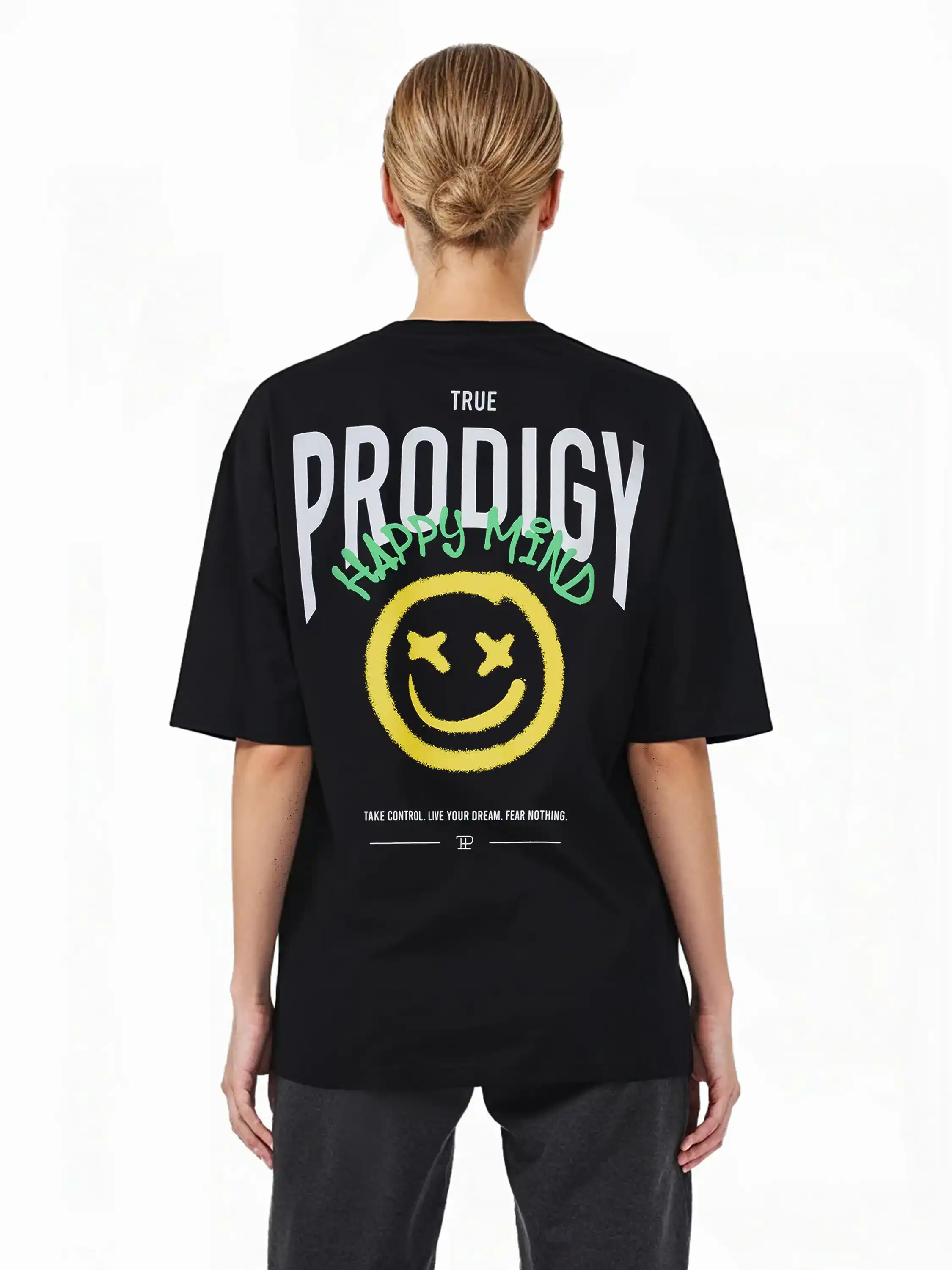 Eine Person mit blonden Haaren in einem niedrigen Pferdeschwanz schaut von sich weg und trägt ein schwarzes trueprodigy Hajin F Oversize-T-Shirt aus dickem Jersey mit einem Spray-Smiley und Happy-Mind-Aufdruck auf dem Rücken.