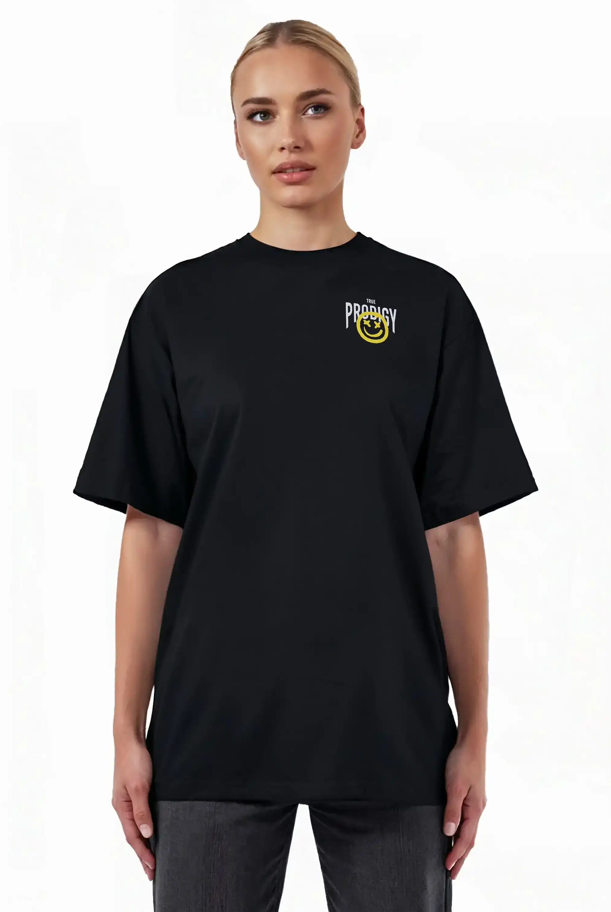 Eine Person blickt nach vorne und trägt das trueprodigy Hajin F Oversize-T-Shirt mit Spray-Smiley & Happy-Mind-Print in dickem Jersey-Stoff, locker geschnitten, mit einer kleinen gelben Grafik und Text auf der linken oberen Brust. Der Hintergrund ist einfarbig weiß.