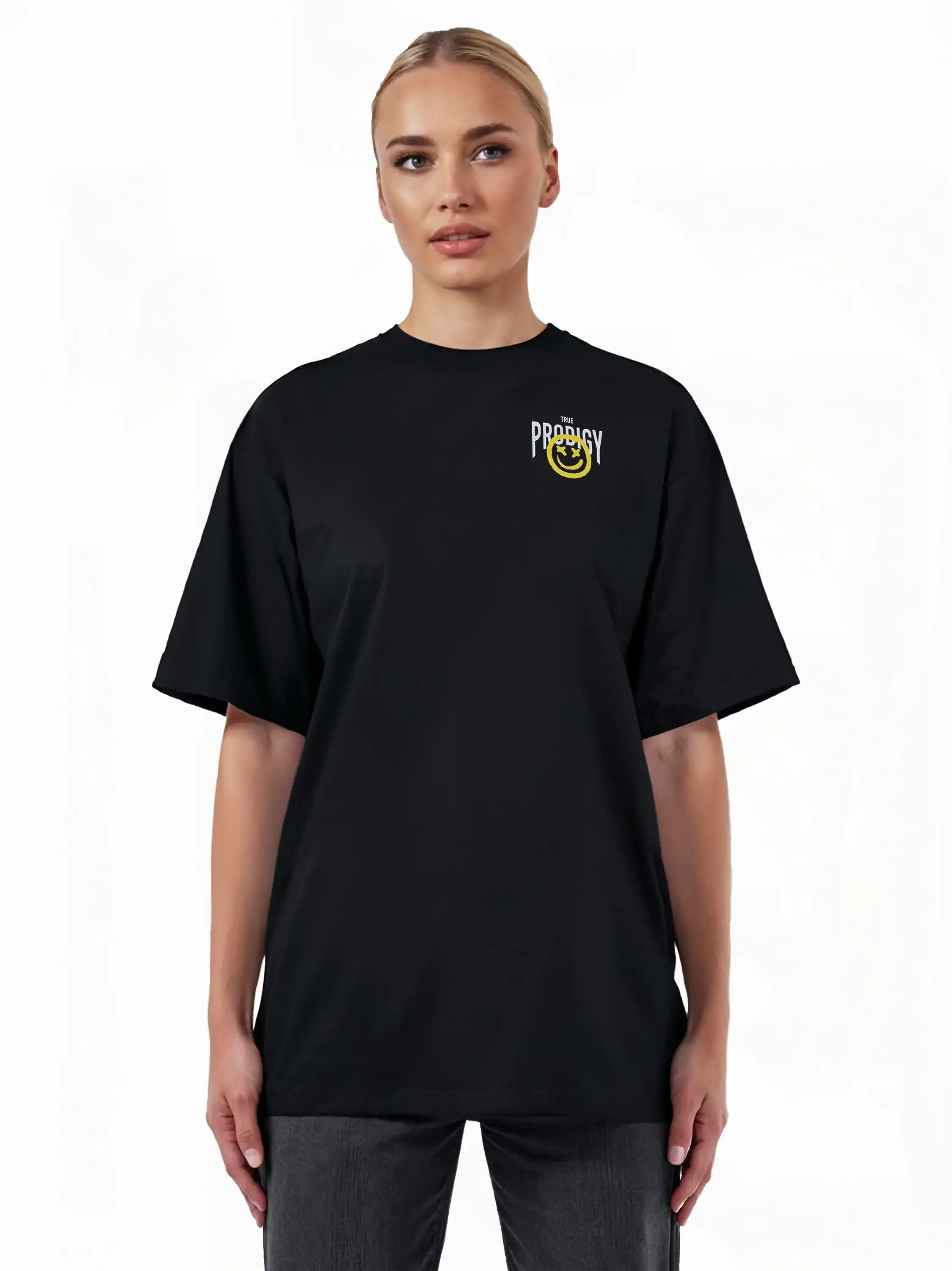 Eine Person blickt nach vorne und trägt das trueprodigy Hajin F Oversize-T-Shirt mit Spray-Smiley & Happy-Mind-Print in dickem Jersey-Stoff, locker geschnitten, mit einer kleinen gelben Grafik und Text auf der linken oberen Brust. Der Hintergrund ist einfarbig weiß.