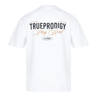 Das Lou Oversize-T-Shirt von trueprodigy hat "Stay Real"-Aufdrucke auf Vorder- und Rückseite, schwarze und orangefarbene Schrift sowie die Aufschriften KEEP IT STRONG und KEEP IT TRUE im Schulterbereich. Hergestellt aus schwerem Jersey in Weiß.