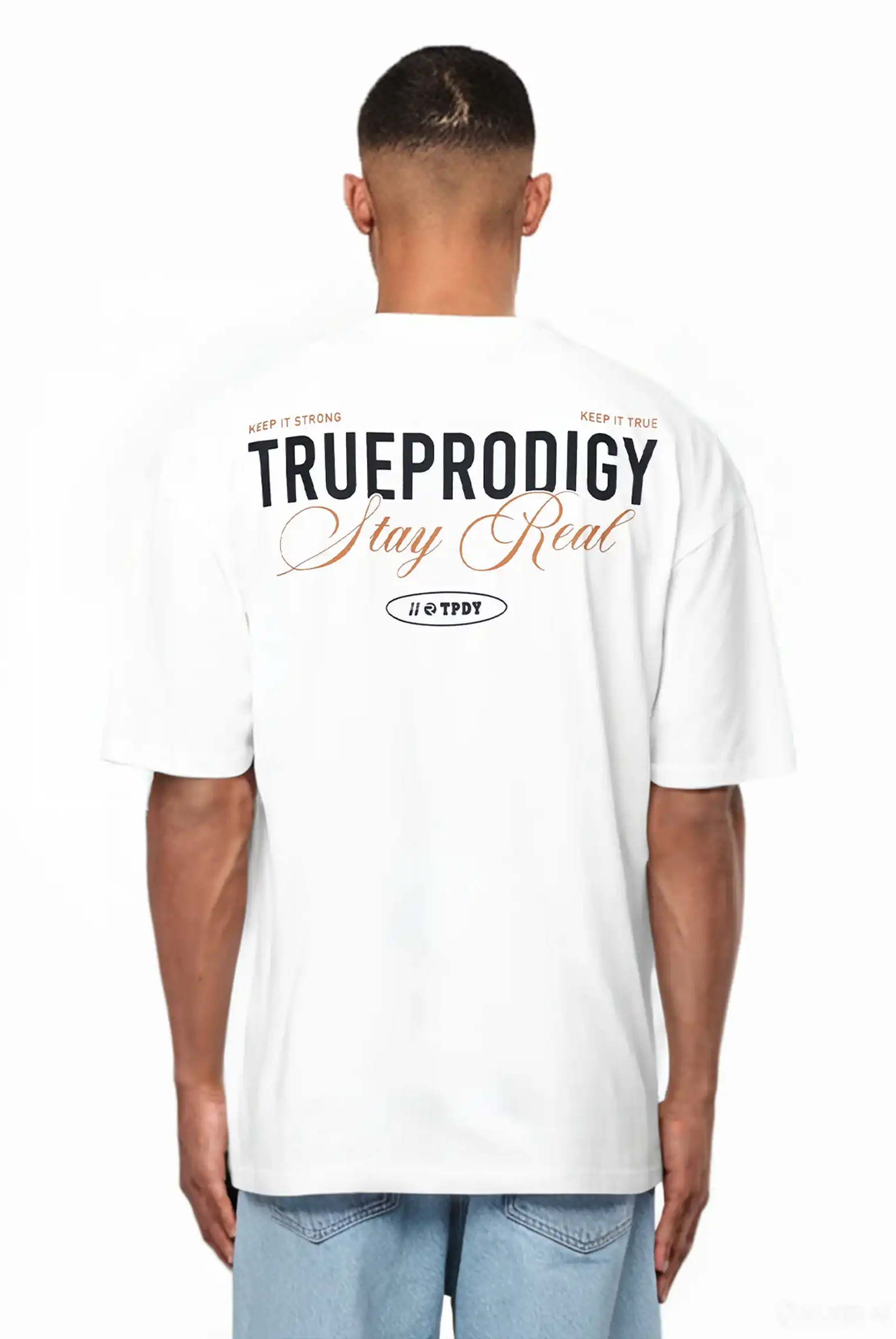 Eine Person schaut weg und trägt das trueprodigy Lou Oversize-T-Shirt aus schwerem Jerseystoff mit auffälligen "Stay Real"- und Schriftzug-Prints auf Vorder- und Rückseite, gepaart mit hellen Denim-Shorts.