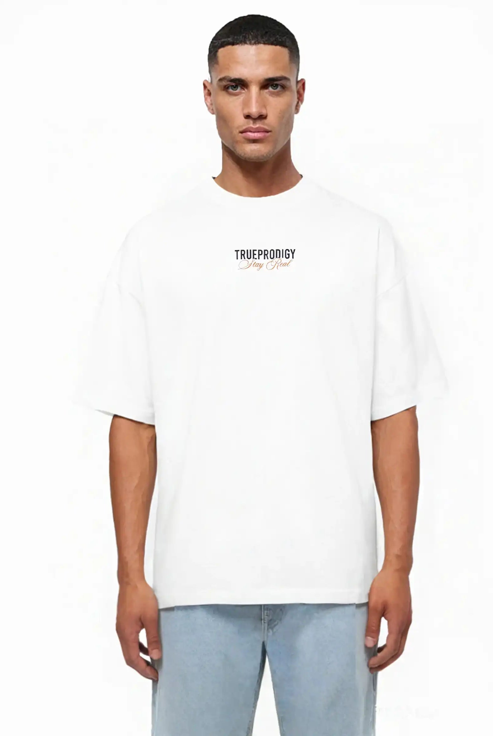 Ein Mann in einem schlichten weißen Trueprodigy Lou Oversize-T-Shirt mit "Stay Real"-Aufdruck auf Vorder- und Rückseite, gepaart mit hellblauen Jeans, steht vor einem weißen Hintergrund.