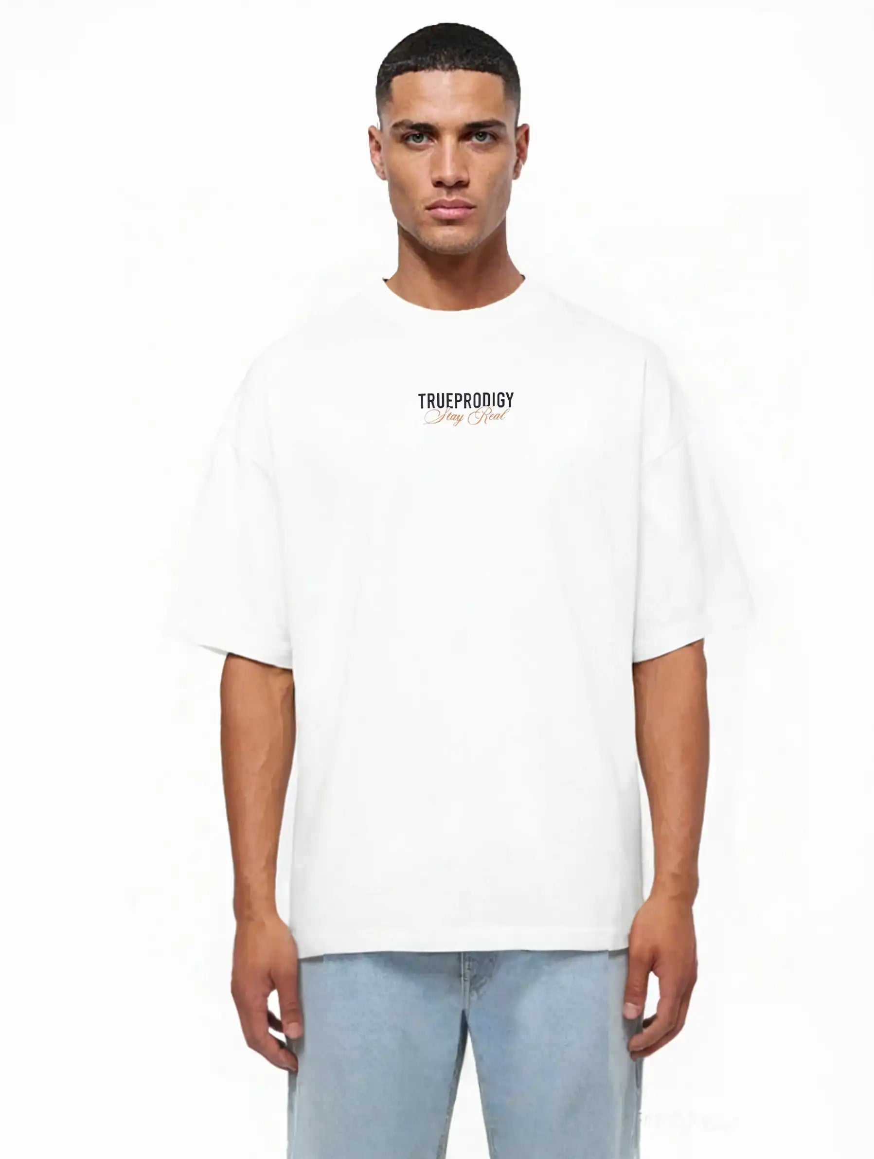 Ein Mann in einem schlichten weißen Trueprodigy Lou Oversize-T-Shirt mit "Stay Real"-Aufdruck auf Vorder- und Rückseite, gepaart mit hellblauen Jeans, steht vor einem weißen Hintergrund.