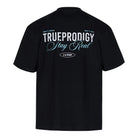 Das trueprodigy Lou Oversize-T-Shirt aus schwerem Jersey besticht mit weiß-blauem "Stay Real"-Print und Schriftzug vorne & hinten sowie kleinem rundem Logo am Saum.