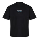 Das trueprodigy Lou Oversize-T-Shirt mit "Stay Real"-Schriftzug auf der Vorder- und Rückseite ist aus schwerem Jersey-Stoff gefertigt, hat kurze Ärmel, einen Rundhalsausschnitt und ist in schlichtem Schwarz gehalten und passt Unisex.