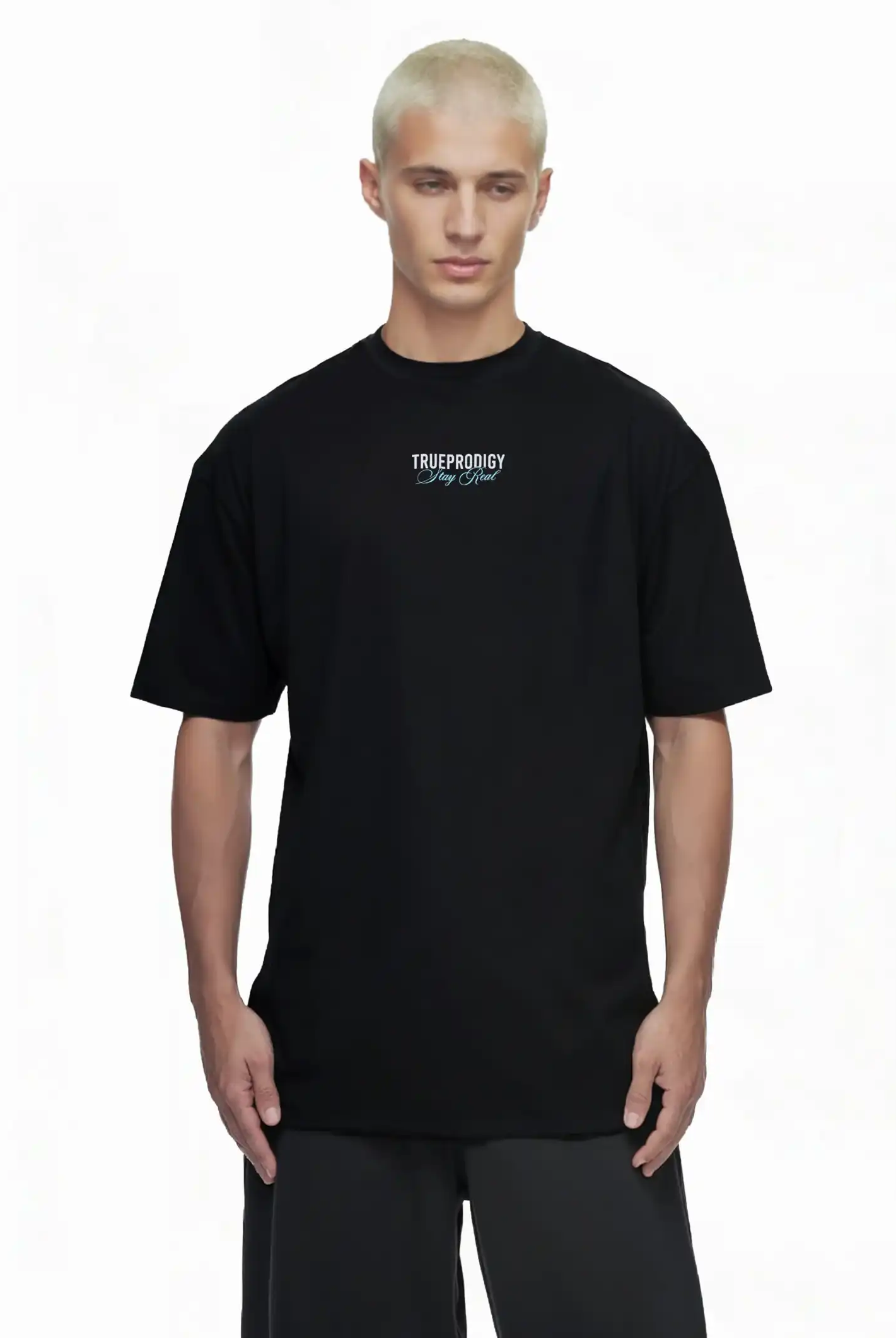 Eine Person mit kurzen, gebleichten blonden Haaren trägt das trueprodigy Lou Oversize-T-Shirt aus schwerem Jersey mit kleinem "Stay Real" Schriftzug auf der Front und Rückenprint, vor weißem Hintergrund.