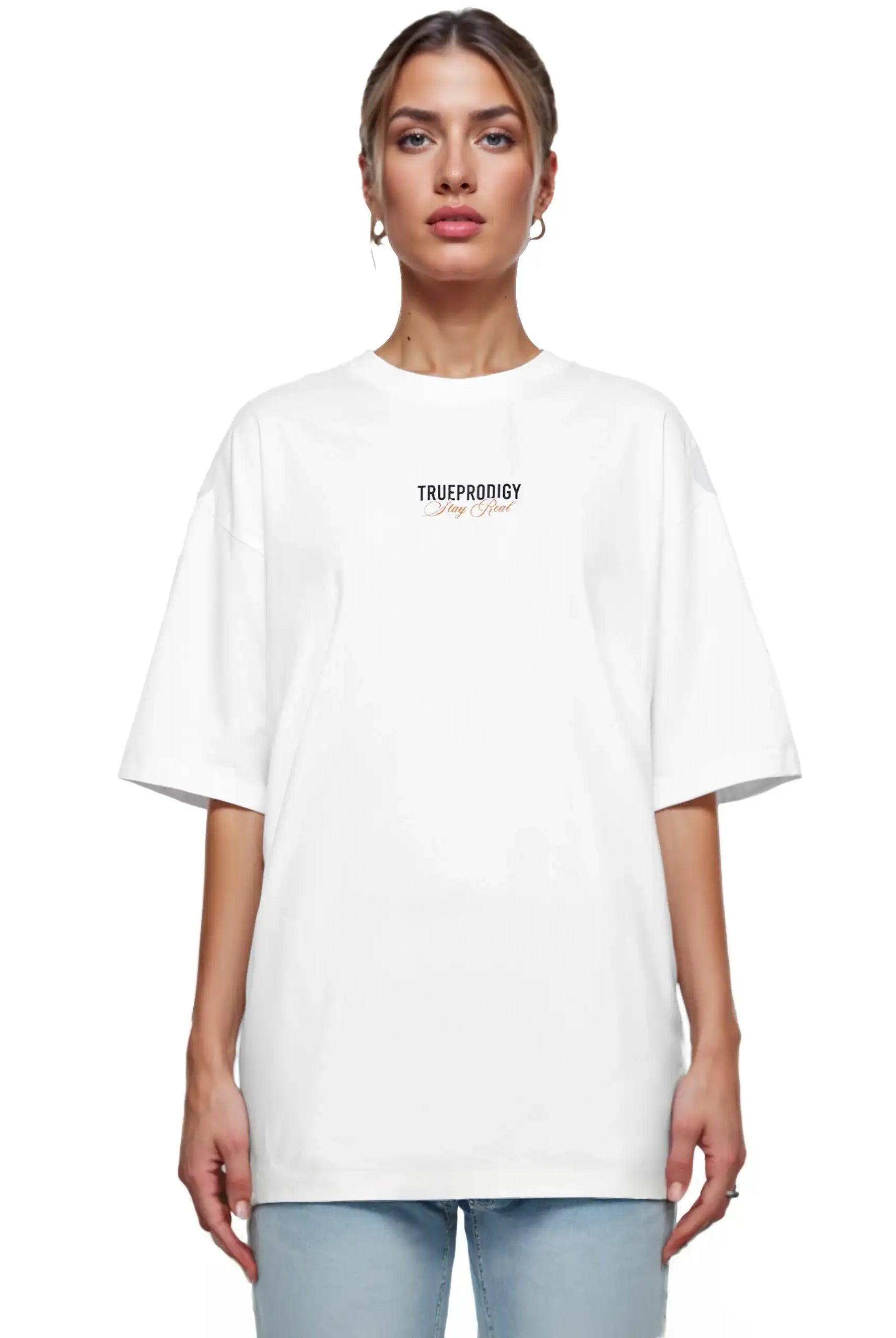 Eine Frau blickt nach vorne in einem weißen Lou F Oversize-T-Shirt von trueprodigy mit "Stay Real"-Schriftzug auf Vorder- und Rückseite, gepaart mit hellblauen Jeans und aus schwerem Jersey-Stoff, vor einem schlichten weißen Hintergrund.