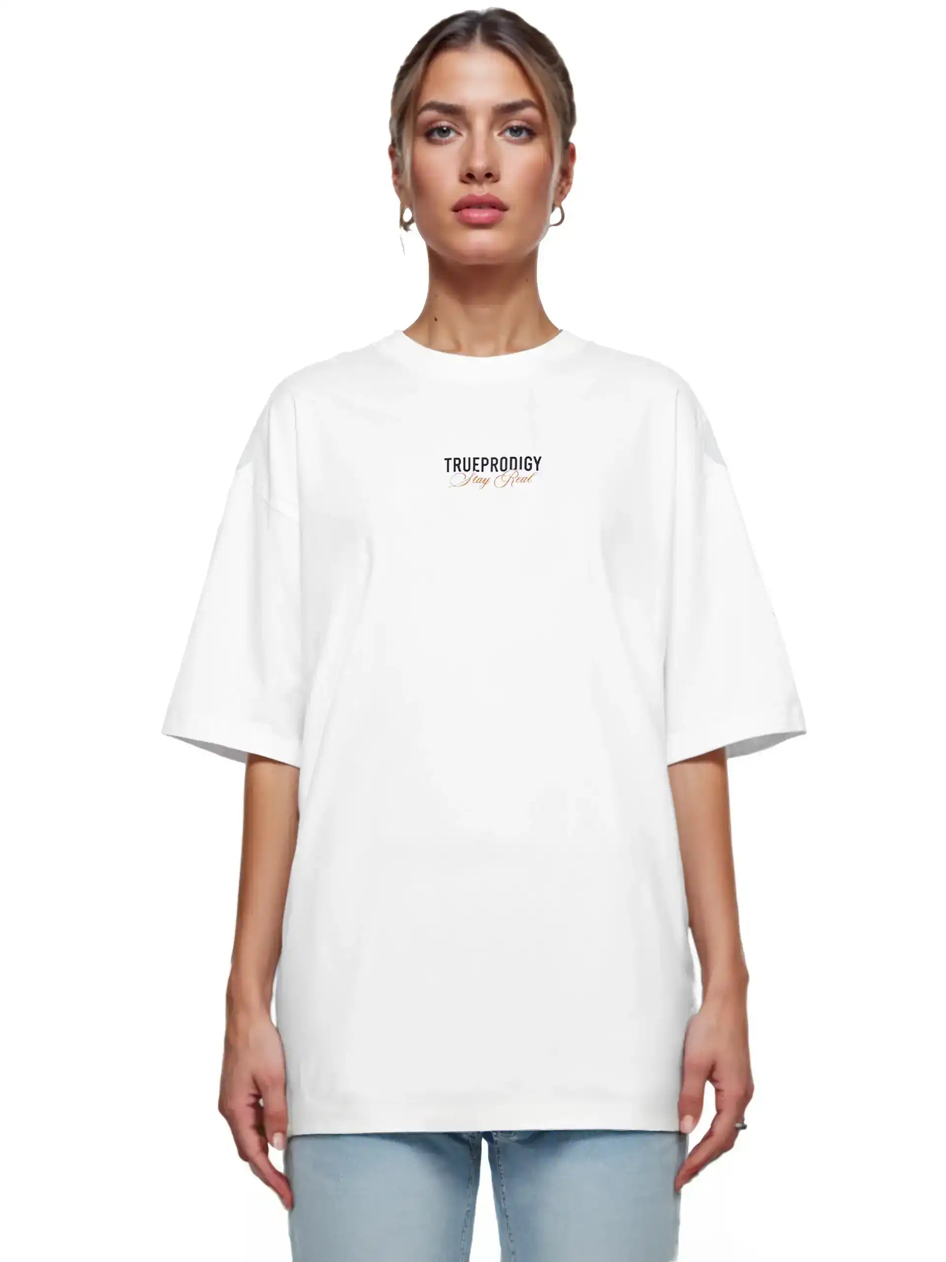 Eine Frau blickt nach vorne in einem weißen Lou F Oversize-T-Shirt von trueprodigy mit "Stay Real"-Schriftzug auf Vorder- und Rückseite, gepaart mit hellblauen Jeans und aus schwerem Jersey-Stoff, vor einem schlichten weißen Hintergrund.