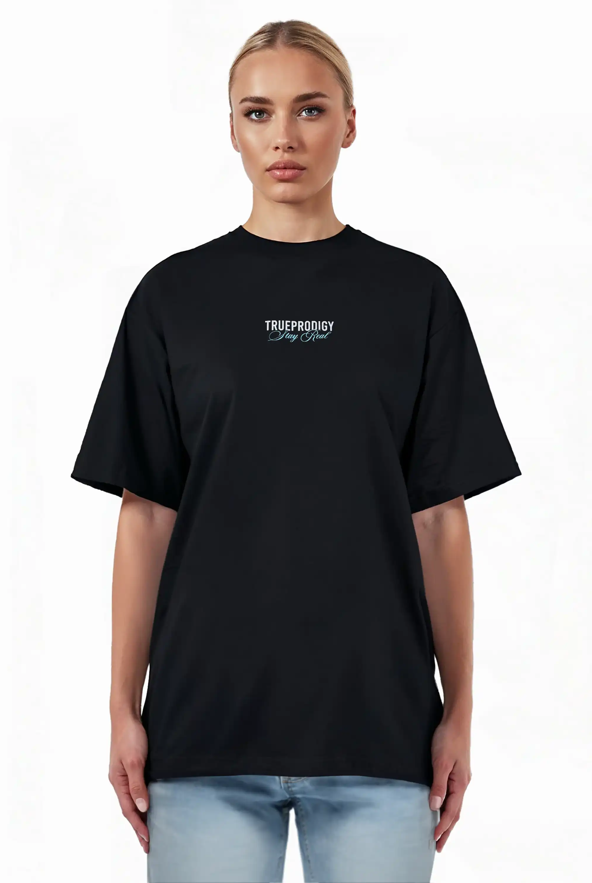 Eine Person mit blonden Haaren trägt ein locker sitzendes, schwarzes Lou F Oversize-T-Shirt von trueprodigy aus schwerem Jerseystoff mit "Stay Real"-Schriftzug auf Vorder- und Rückseite, gepaart mit einer hellblauen Jeans.