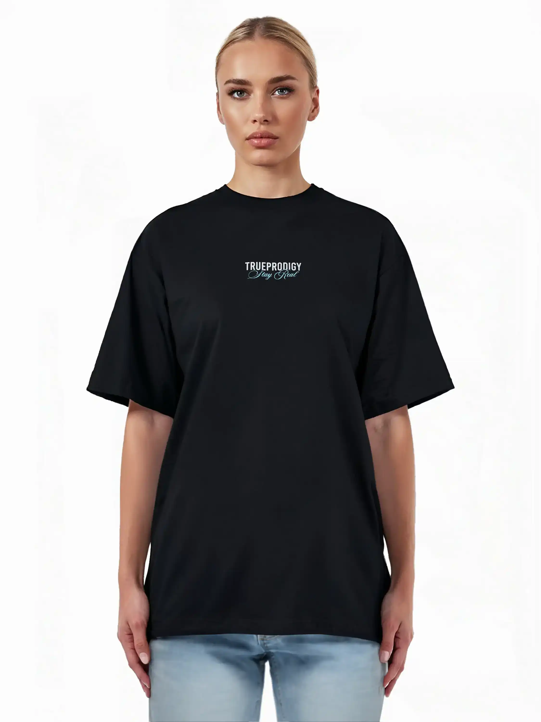 Eine Person mit blonden Haaren trägt ein locker sitzendes, schwarzes Lou F Oversize-T-Shirt von trueprodigy aus schwerem Jerseystoff mit "Stay Real"-Schriftzug auf Vorder- und Rückseite, gepaart mit einer hellblauen Jeans.