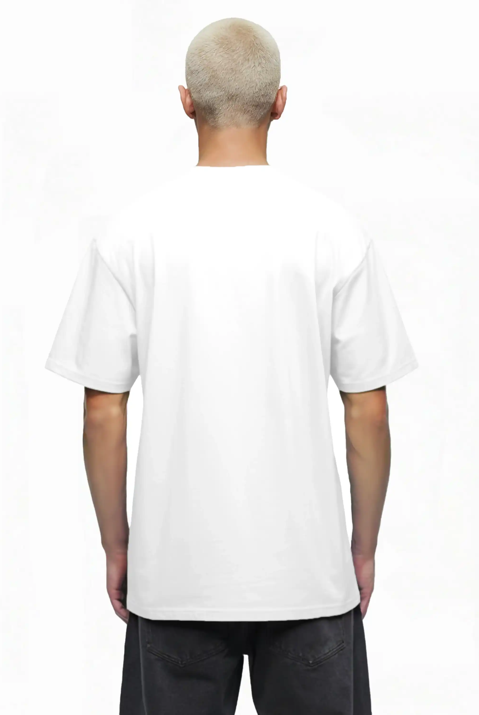 Eine Person mit kurzen, hellen Haaren steht mit dem Rücken zur Kamera, trägt das trueprodigy Jamie Oversize-T-Shirt mit Skulptur-Grafik, Schlange & "Fear Nothing"-Print und eine dunkle Hose vor einem schlichten weißen Hintergrund.