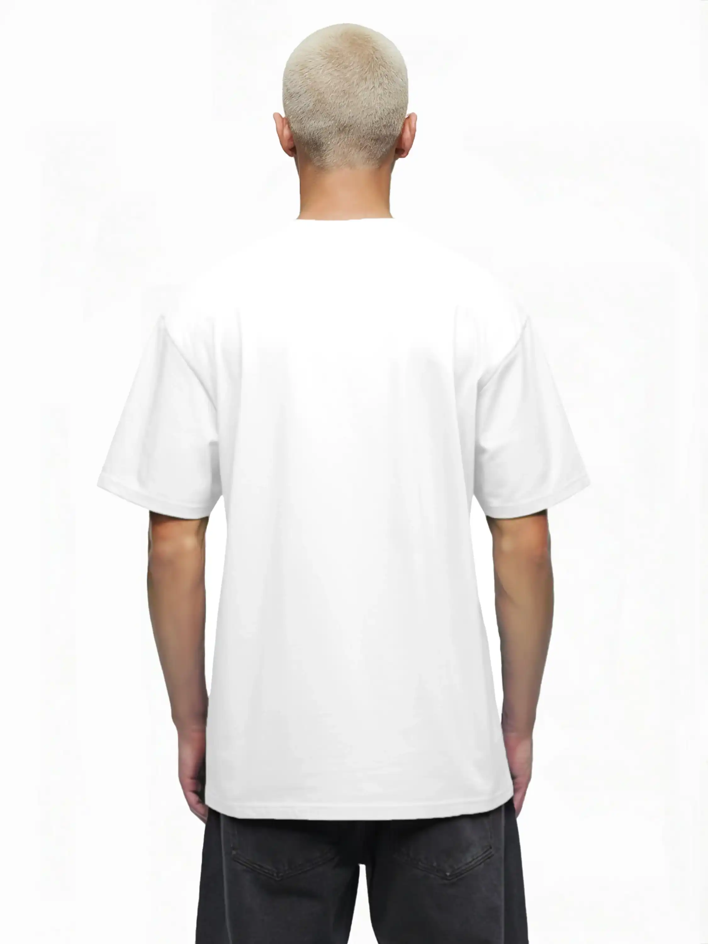 Eine Person mit kurzen, hellen Haaren steht mit dem Rücken zur Kamera, trägt das trueprodigy Jamie Oversize-T-Shirt mit Skulptur-Grafik, Schlange & "Fear Nothing"-Print und eine dunkle Hose vor einem schlichten weißen Hintergrund.