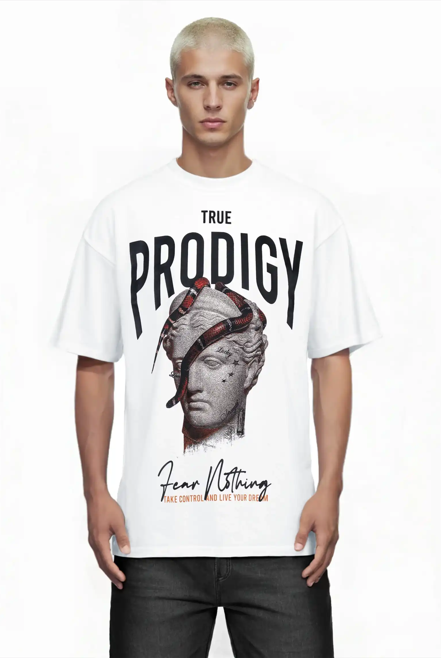 Ein junger Mann mit kurzen blonden Haaren trägt das trueprodigy Jamie Oversize-T-Shirt mit einer Skulpturgrafik mit Schlange, "Fear Nothing"-Aufdruck und motivierenden Sprüchen über und unter dem Design.