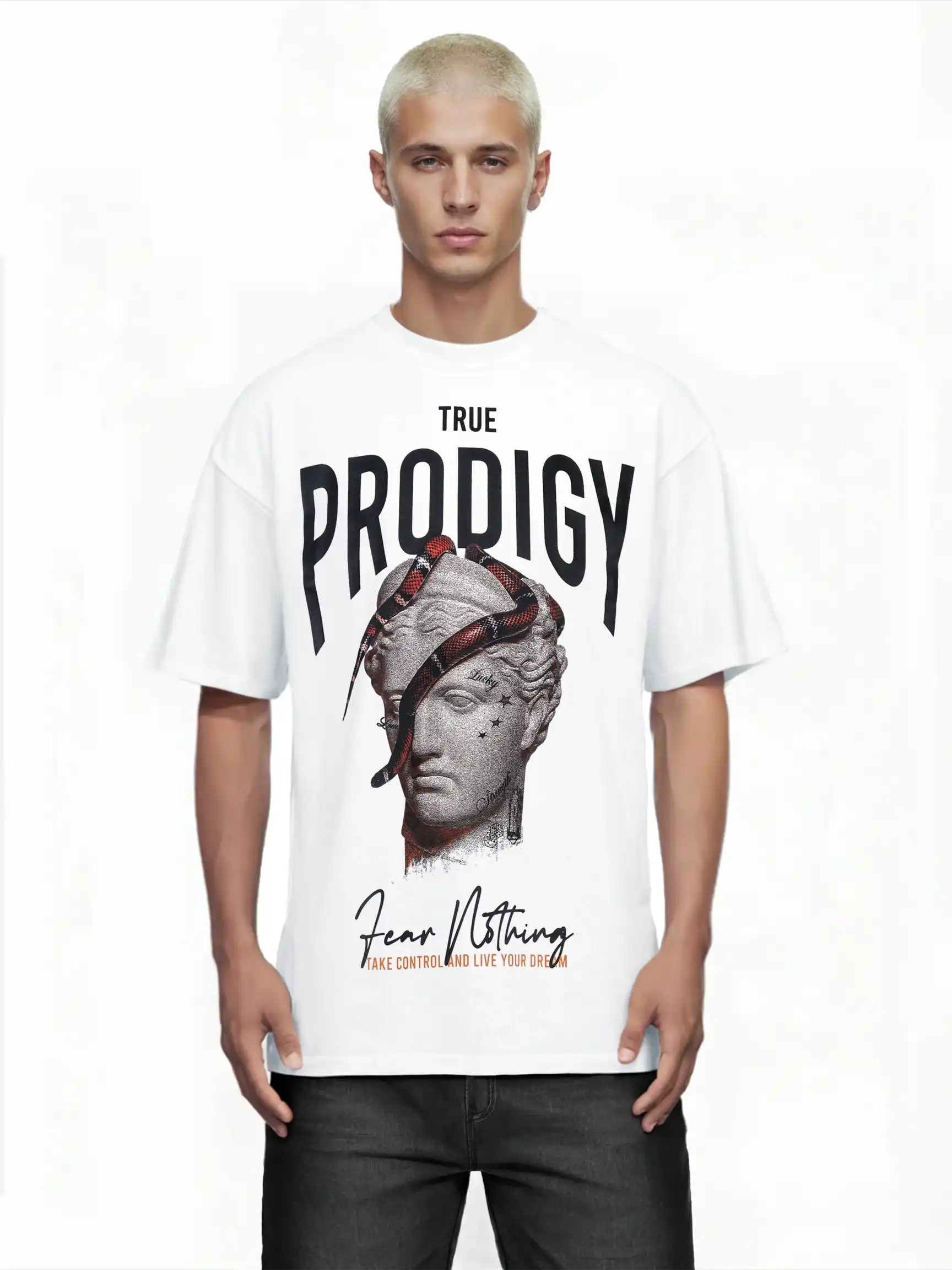 Ein junger Mann mit kurzen blonden Haaren trägt das trueprodigy Jamie Oversize-T-Shirt mit einer Skulpturgrafik mit Schlange, "Fear Nothing"-Aufdruck und motivierenden Sprüchen über und unter dem Design.