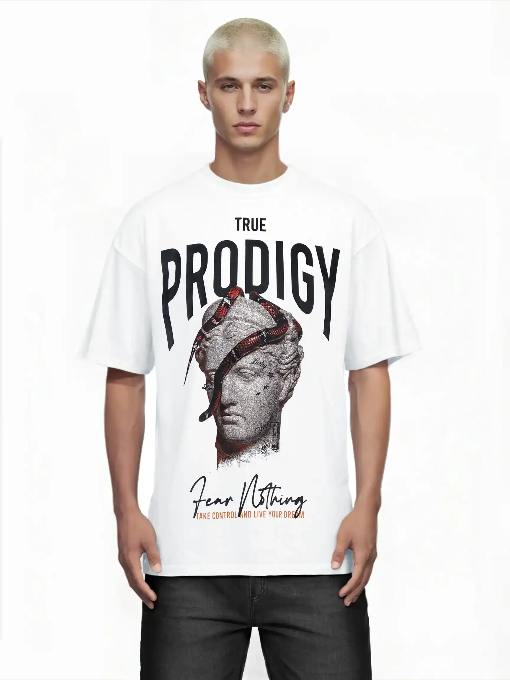 Ein junger Mann mit kurzen blonden Haaren trägt das trueprodigy Jamie Oversize-T-Shirt mit einer Skulpturgrafik mit Schlange, "Fear Nothing"-Aufdruck und motivierenden Sprüchen über und unter dem Design.