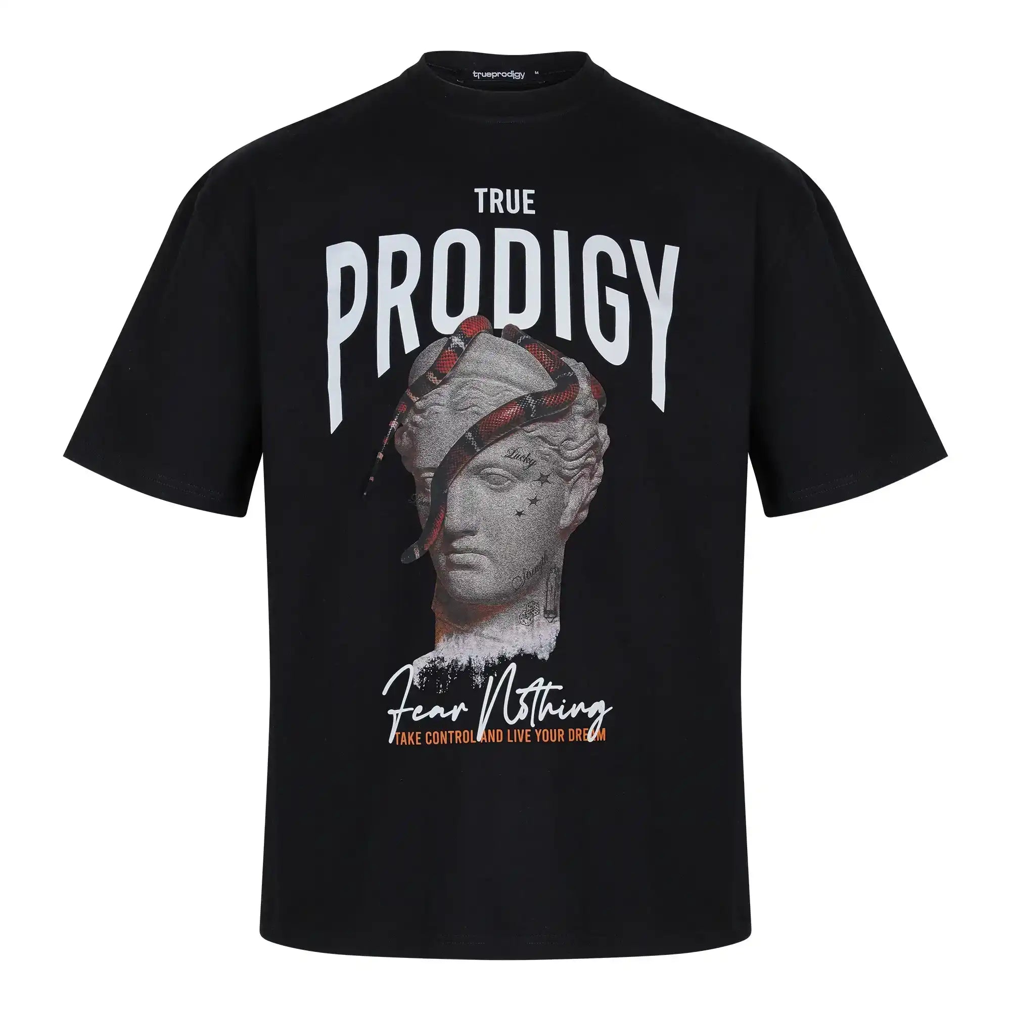 Das trueprodigy Jamie F Oversize-T-Shirt zeigt eine Statuengrafik mit einer roten Schlange, darüber "TRUE PRODIGY" und den Aufdruck "Fear Nothing, Take Control And Live Your Dream" auf schwerem Jerseystoff.