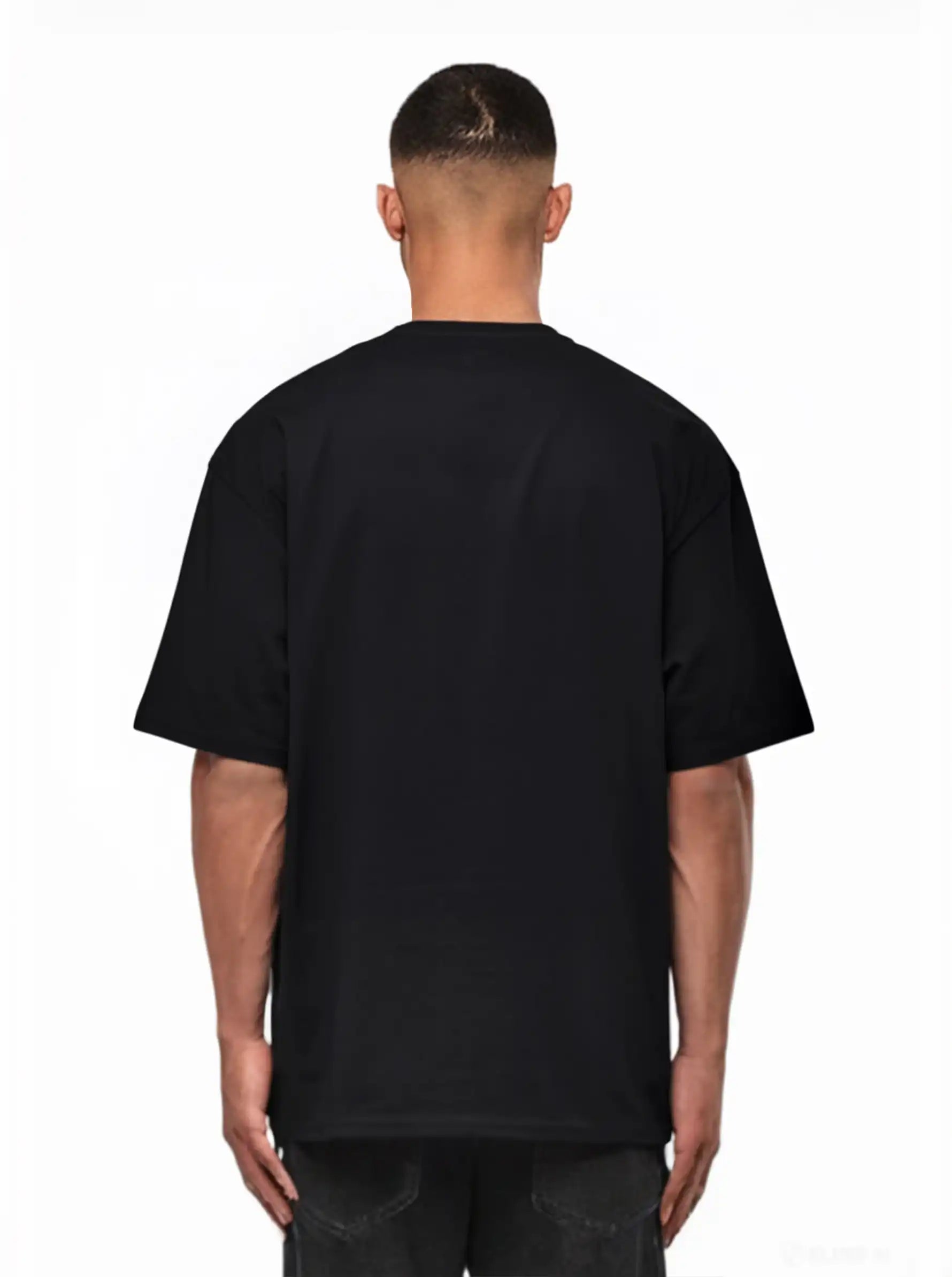 Eine Person mit kurzen Haaren steht von der Kamera abgewandt, trägt ein trueprodigy Jamie Oversize-T-Shirt mit Skulptur-Grafik, Schlange & "Fear Nothing"-Print und eine dunkle Hose vor weißem Hintergrund.