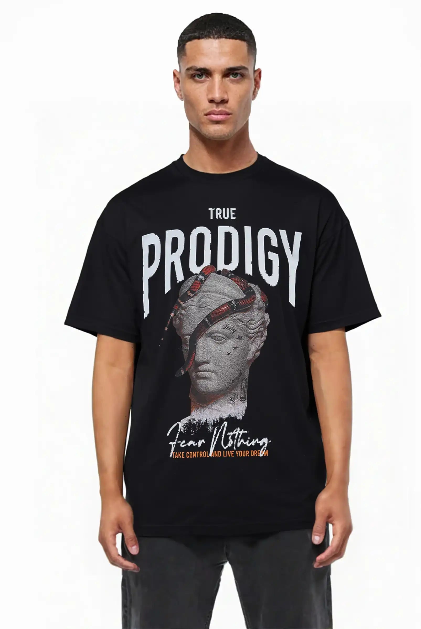 Ein Mann blickt nach vorne und trägt das trueprodigy Jamie Oversize-T-Shirt aus schwerem Jerseystoff mit Skulptur-Grafik, roter und schwarzer Schlange sowie "Fear Nothing" Print.