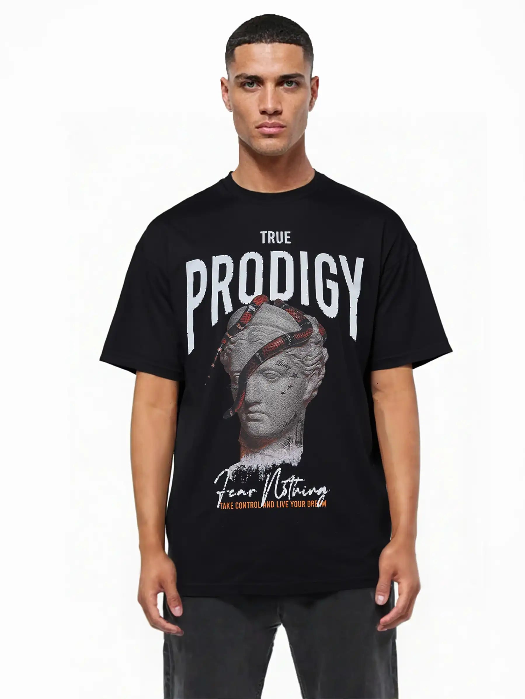 Ein Mann blickt nach vorne und trägt das trueprodigy Jamie Oversize-T-Shirt aus schwerem Jerseystoff mit Skulptur-Grafik, roter und schwarzer Schlange sowie "Fear Nothing" Print.