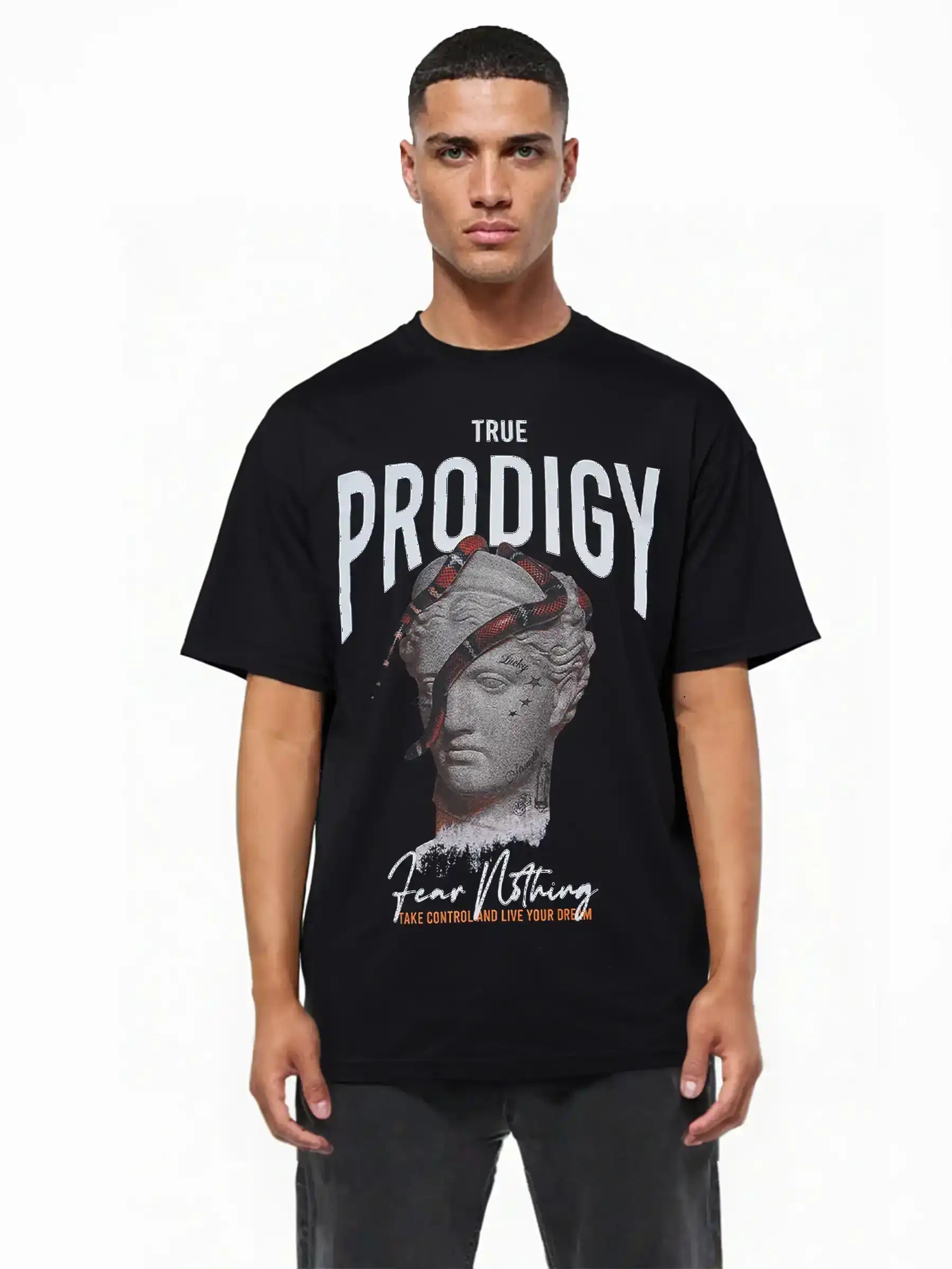 Ein Mann blickt nach vorne und trägt das trueprodigy Jamie Oversize-T-Shirt aus schwerem Jerseystoff mit Skulptur-Grafik, roter und schwarzer Schlange sowie "Fear Nothing" Print.