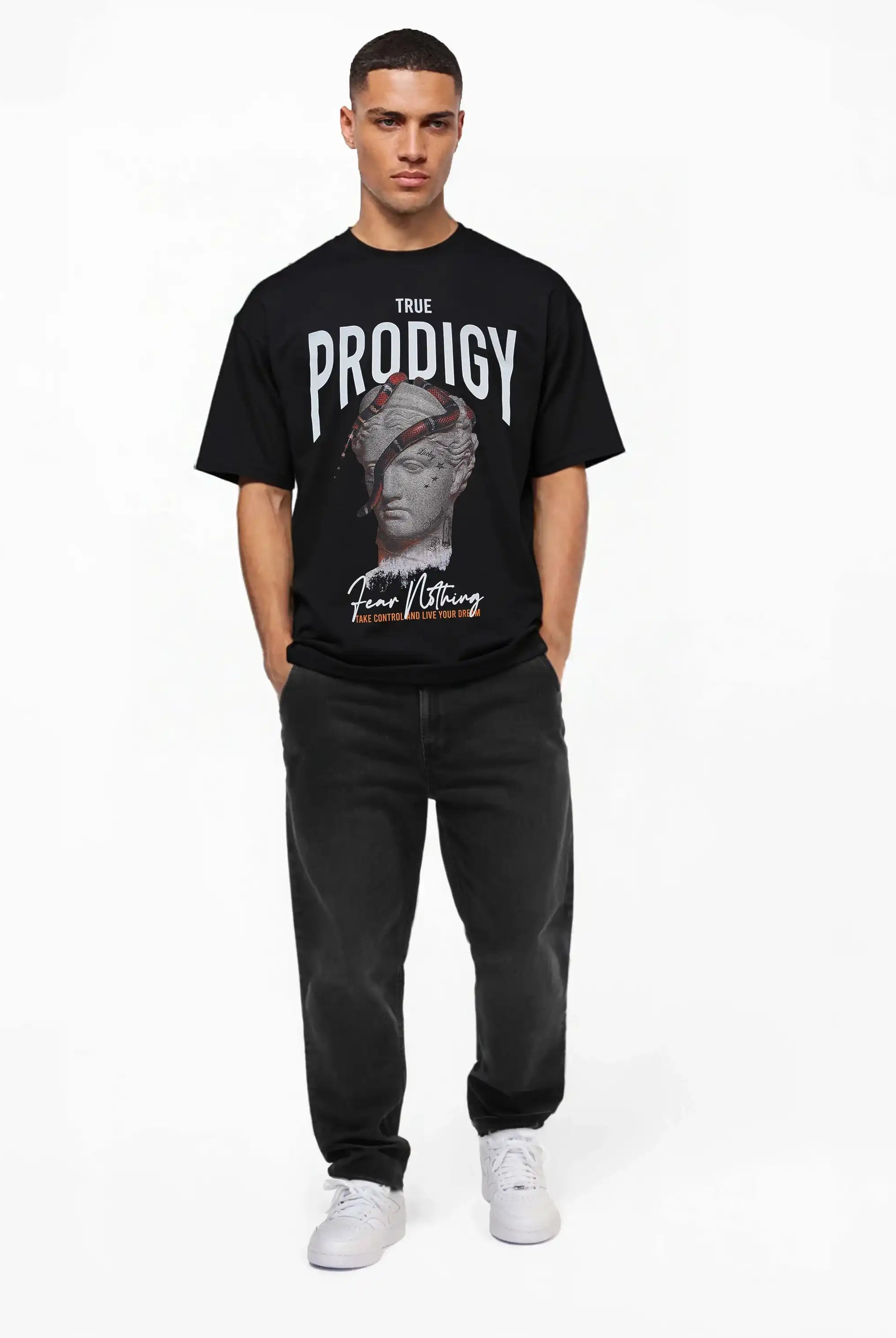 Ein Mann mit kurzen Haaren und neutralem Gesichtsausdruck steht vor einem weißen Hintergrund und trägt das trueprodigy Jamie Oversize-T-Shirt mit Skulptur-Grafik, Schlange & "Fear Nothing"-Print, gepaart mit einer dunklen Jeans und weißen Sneakers.