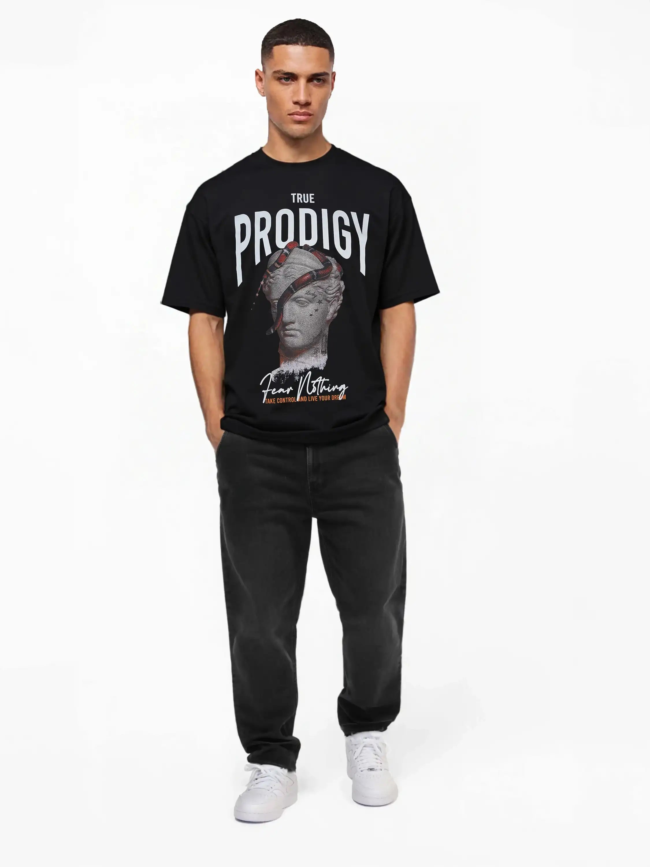Ein Mann mit kurzen Haaren und neutralem Gesichtsausdruck steht vor einem weißen Hintergrund und trägt das trueprodigy Jamie Oversize-T-Shirt mit Skulptur-Grafik, Schlange & "Fear Nothing"-Print, gepaart mit einer dunklen Jeans und weißen Sneakers.
