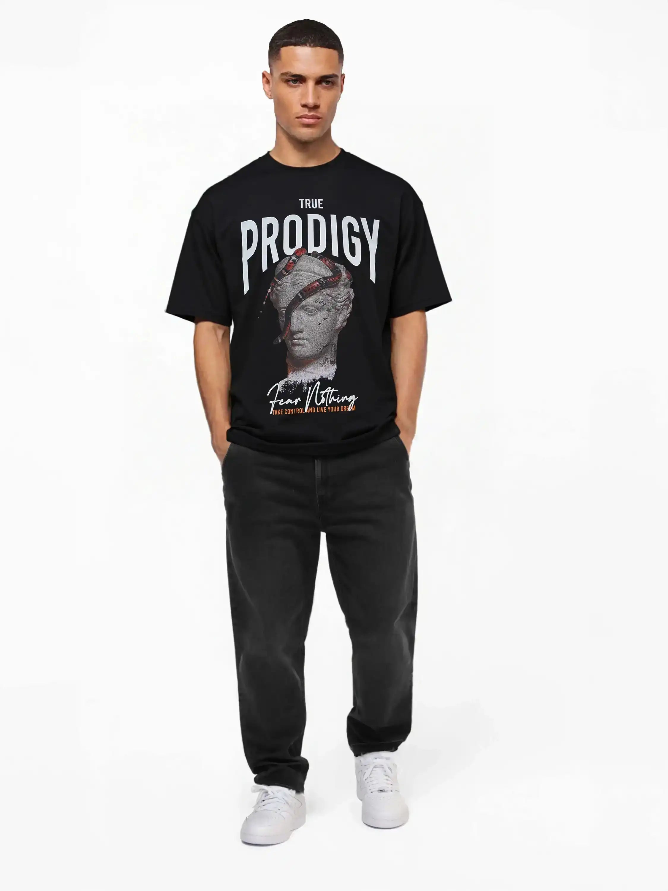 Ein Mann mit kurzen Haaren und neutralem Gesichtsausdruck steht vor einem weißen Hintergrund und trägt das trueprodigy Jamie Oversize-T-Shirt mit Skulptur-Grafik, Schlange & "Fear Nothing"-Print, gepaart mit einer dunklen Jeans und weißen Sneakers.
