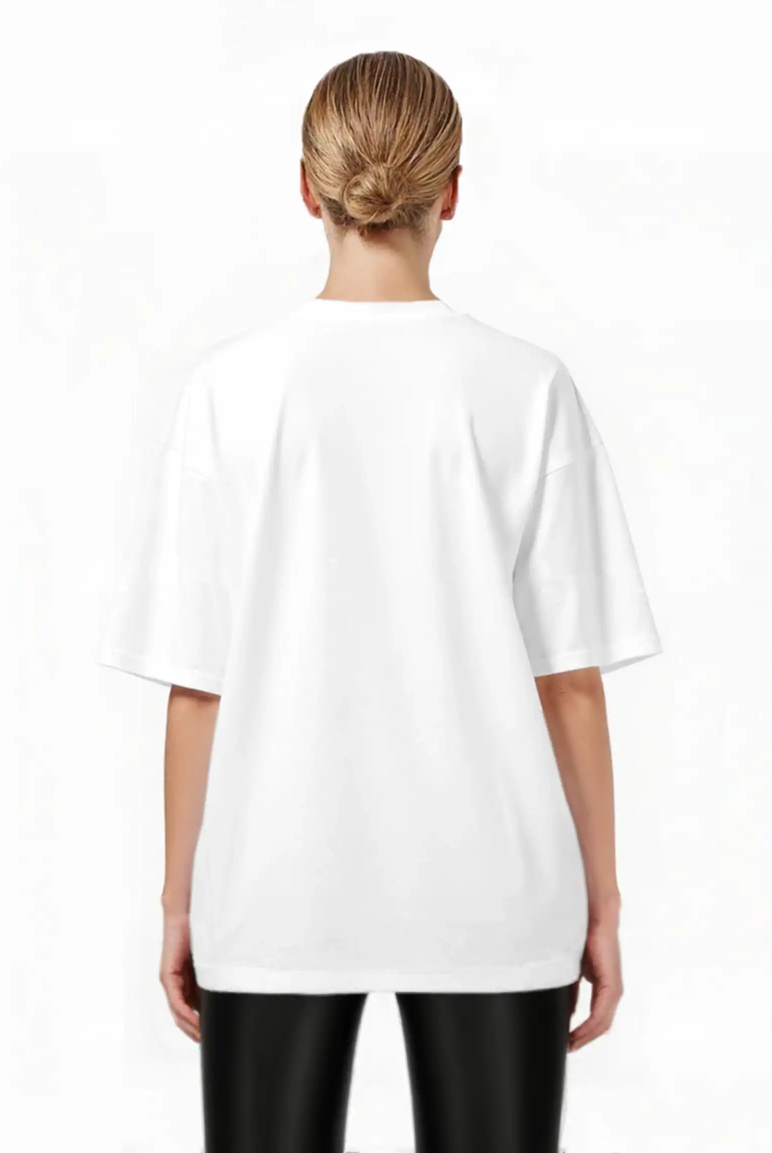 Eine Person mit blonden Haaren in einem gepflegten Dutt steht mit dem trueprodigy Jamie F Oversize-T-Shirt mit Skulptur-Grafik, Schlange & "Fear Nothing"-Print und schwarzer Hose vor einem weißen Hintergrund.