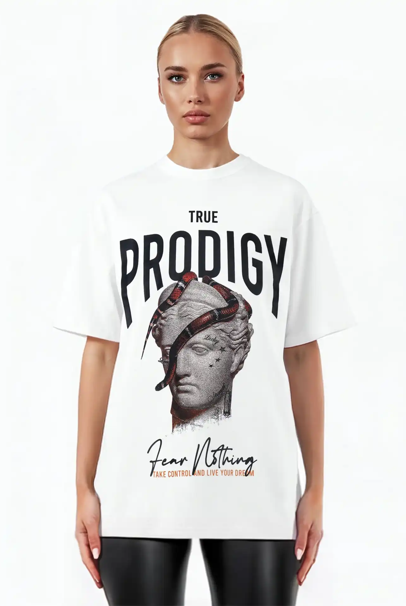 Eine Person trägt das trueprodigy Jamie F Oversize-T-Shirt aus schwerem Jersey mit Skulptur-Grafik, Schlange und "Fear Nothing"-Print in Weiß.